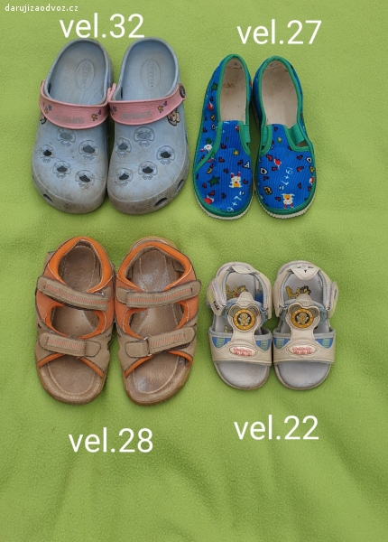 Dětské boty.. Daruji za odvoz nebo za poštovné + balné 150,-(posílám přes zásilkovnu)dětské boty na donošení,různé velikosti.
Bačkory nové,ale leze z nich lepidlo.
Osobní převzetí v Ostrém Kameni.
