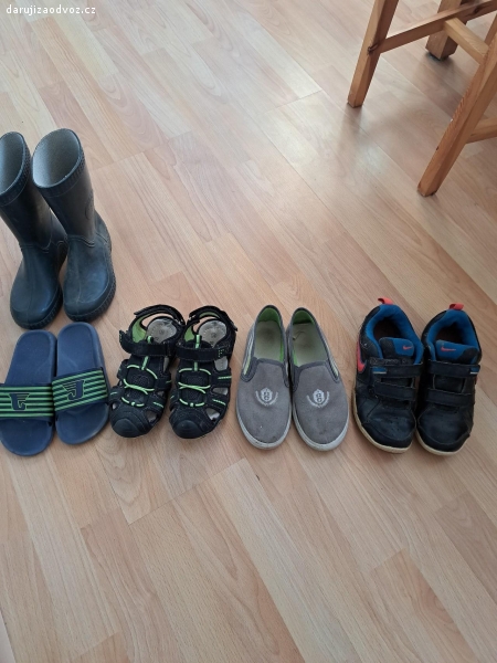 Dětské boty. na donošení. nezničené pouze špinavé. nutné umýt.velikosti 32,33,34 a 35