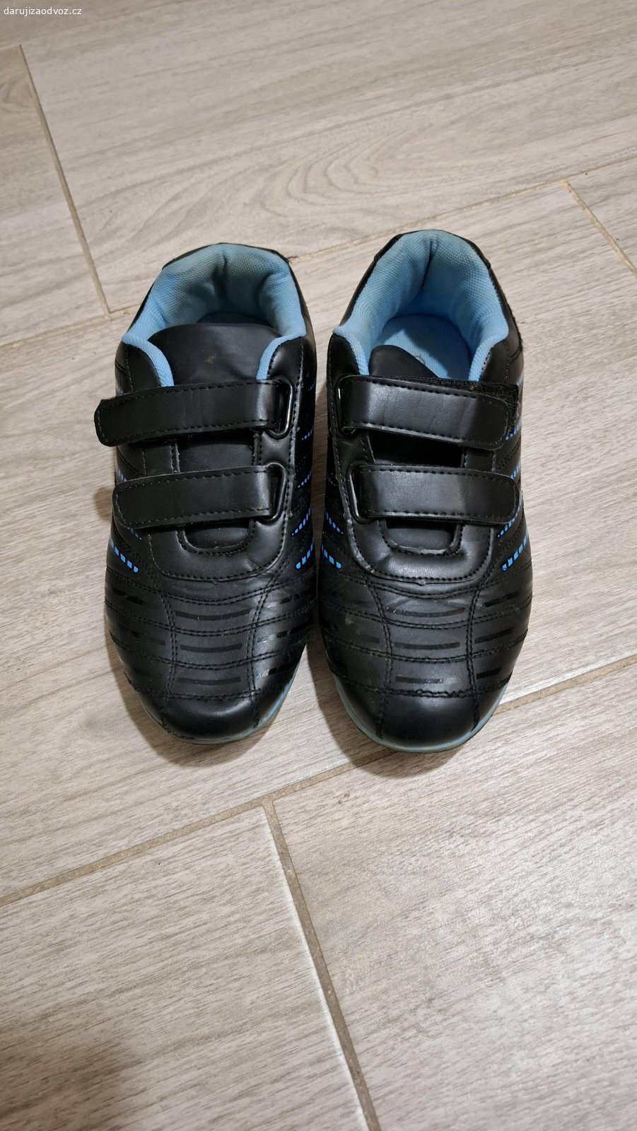Dětské boty.. Dětské boty různé velikosti,většinou na donošení, jedny nové.
Pouze osobní převzetí v Ostrém Kameni. 
NEPOSÍLÁM