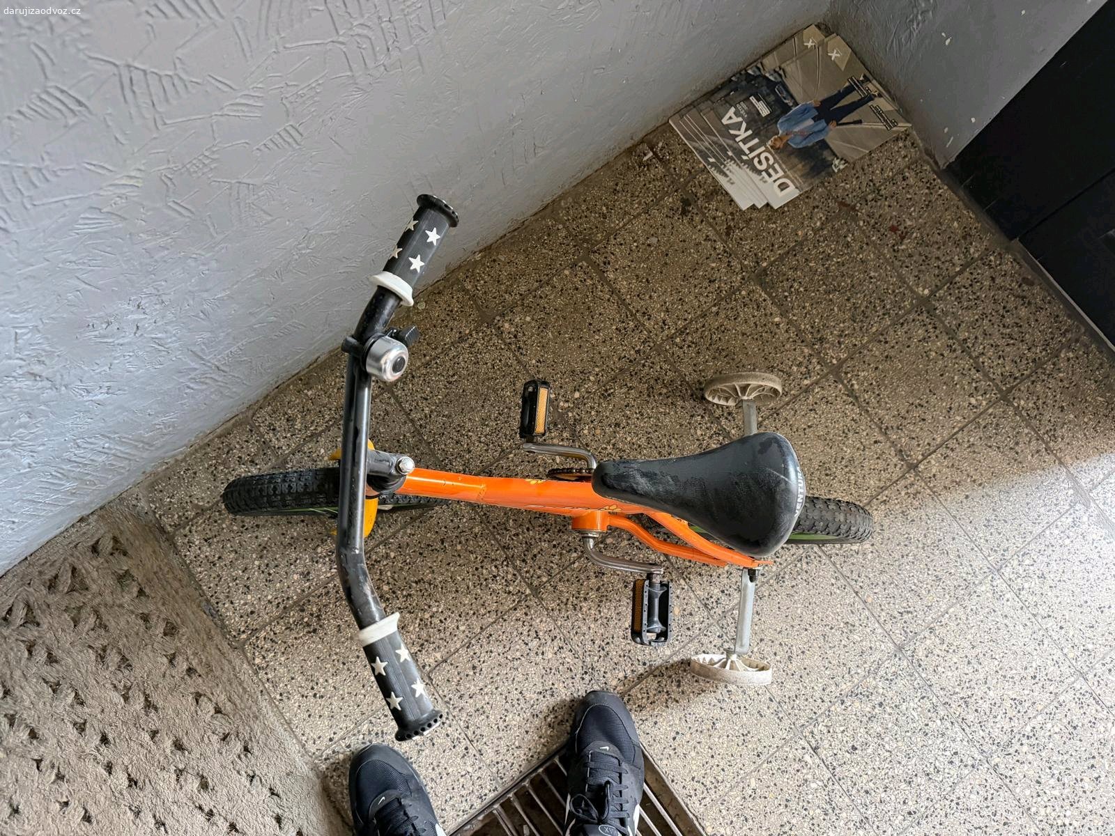 detske kolo. Daruji Detske kolo, ram je dost tezky, ale jezdit jsme se na nem naucili.