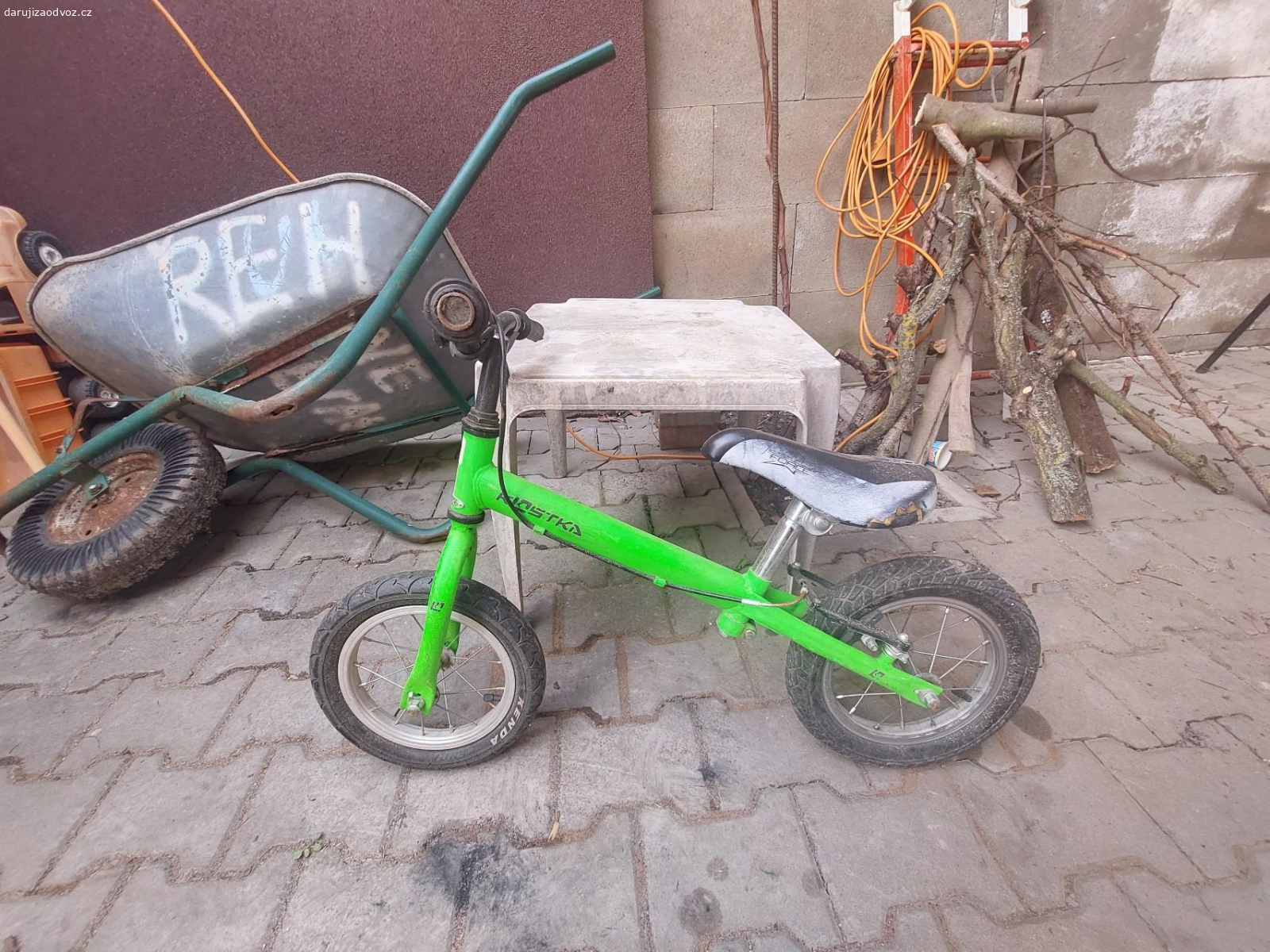 Dětské koloodrážedlo. Stav horší, po 2 dětech, funkční