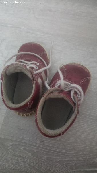 dětské kotníkové boty. kožené boty vel 20.  odřené ale uvnitř v hezkém stavu. určitě ještě poslouží