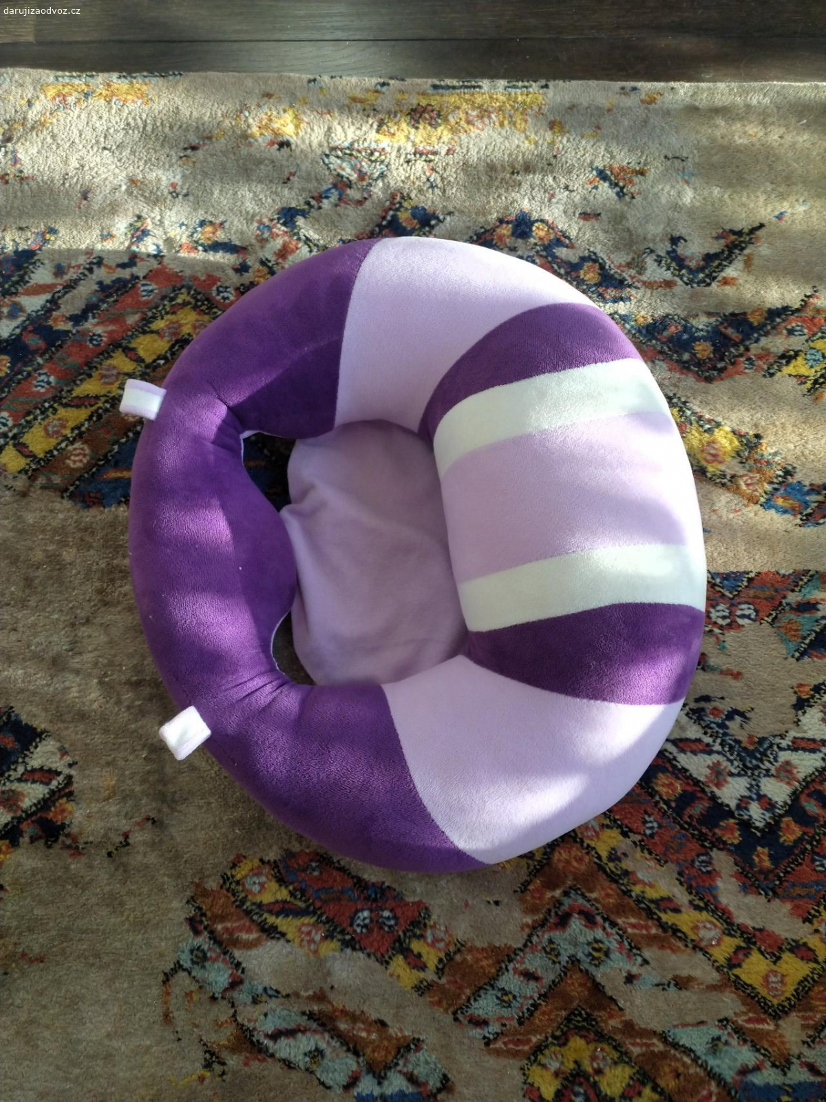 Dětské křeslo. Jedná se o textilní dětskou sedačku k sezení na rovné ploše.(postel, podlaha) Barva fialová. Mělo by jít o pomůcku na sezení. Popřípadě fixaci dítěte v sedu. Je pratelné v pračce.