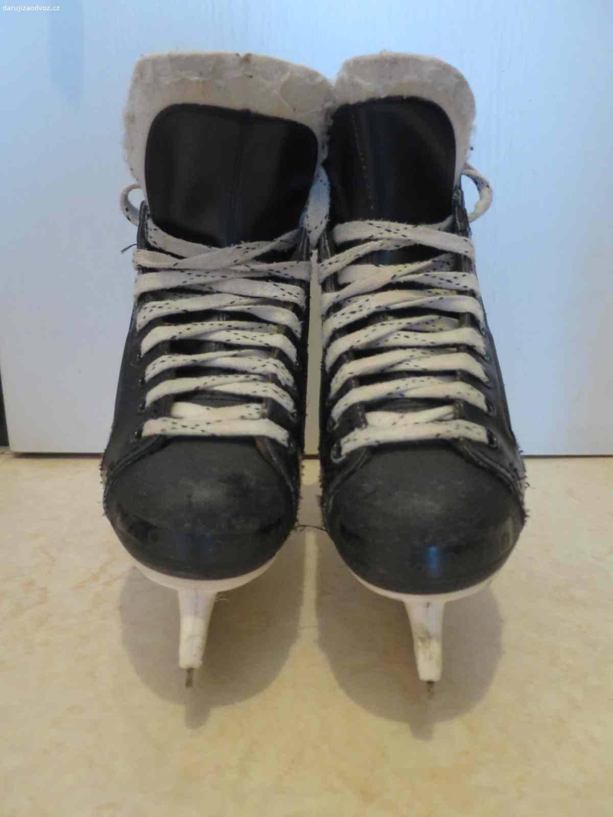 Dětské lední brusle. Věnuji dětské kanady, velikost 36, délka stélky 24cm. Brusle nesou známky užívání, ale stále jsou plně funkční a dobře využitelné. K vyzvednutí Praha, Barrandov.