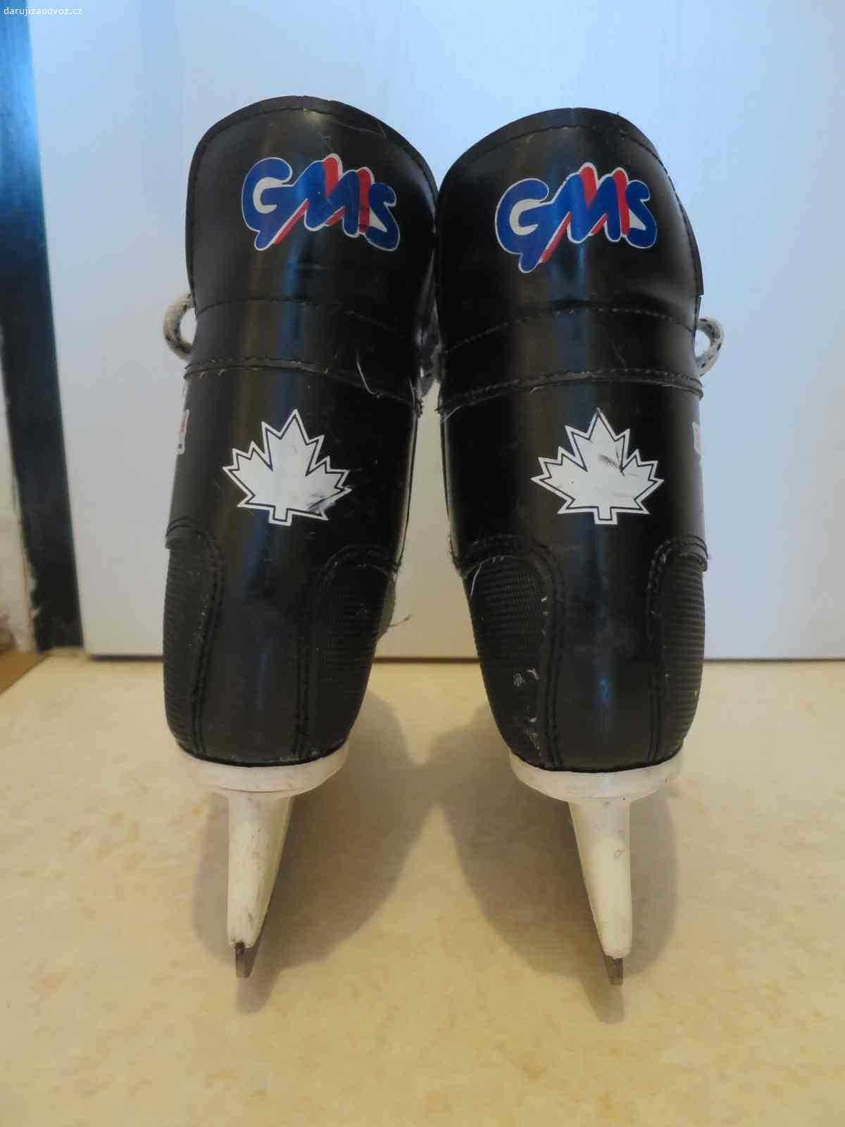 Dětské lední brusle. Věnuji dětské kanady, velikost 36, délka stélky 24cm. Brusle nesou známky užívání, ale stále jsou plně funkční a dobře využitelné. K vyzvednutí Praha, Barrandov.