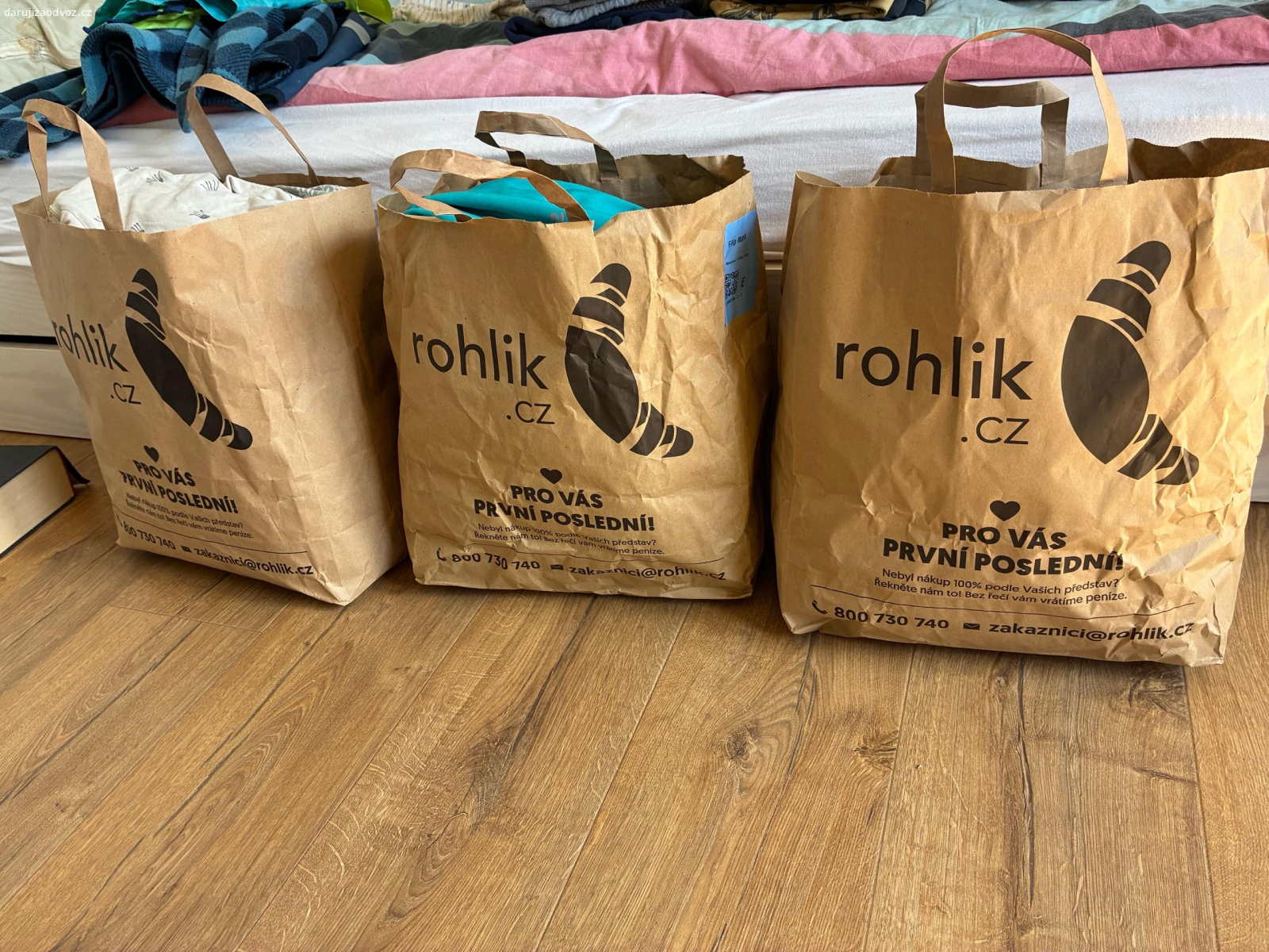 Dětské oblečení vel. 92. Daruji tři tašky chlapeckého oblečení vel. 92 (plus pár kousků menších i větších). Je to mix všeho, trička, tepláky, džíny, spacáčky na spaní, bundy. Něco téměř nenošené, něco na dotahání. Kvalitní značky (např. Lindex, Petit Bateau), ale dost věcí i např. Lidl. Budu ráda, když někomu pomůžou.