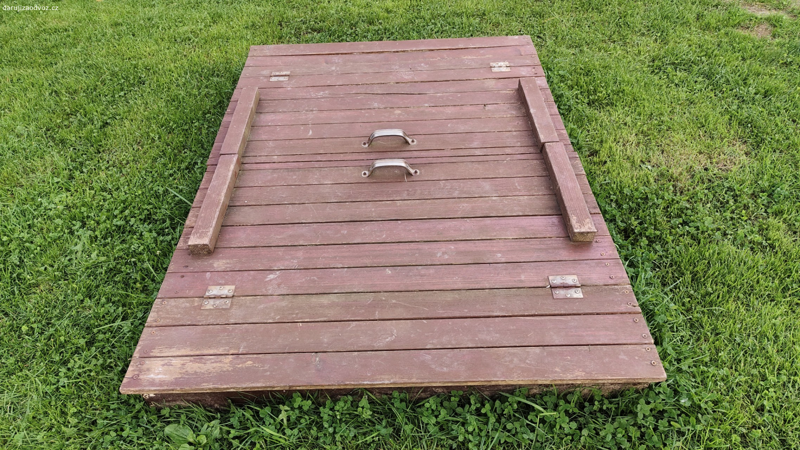 Dětské pískoviště. Daruji starší dětské pískoviště po dvou dětech. Rozměry 160x117cm.