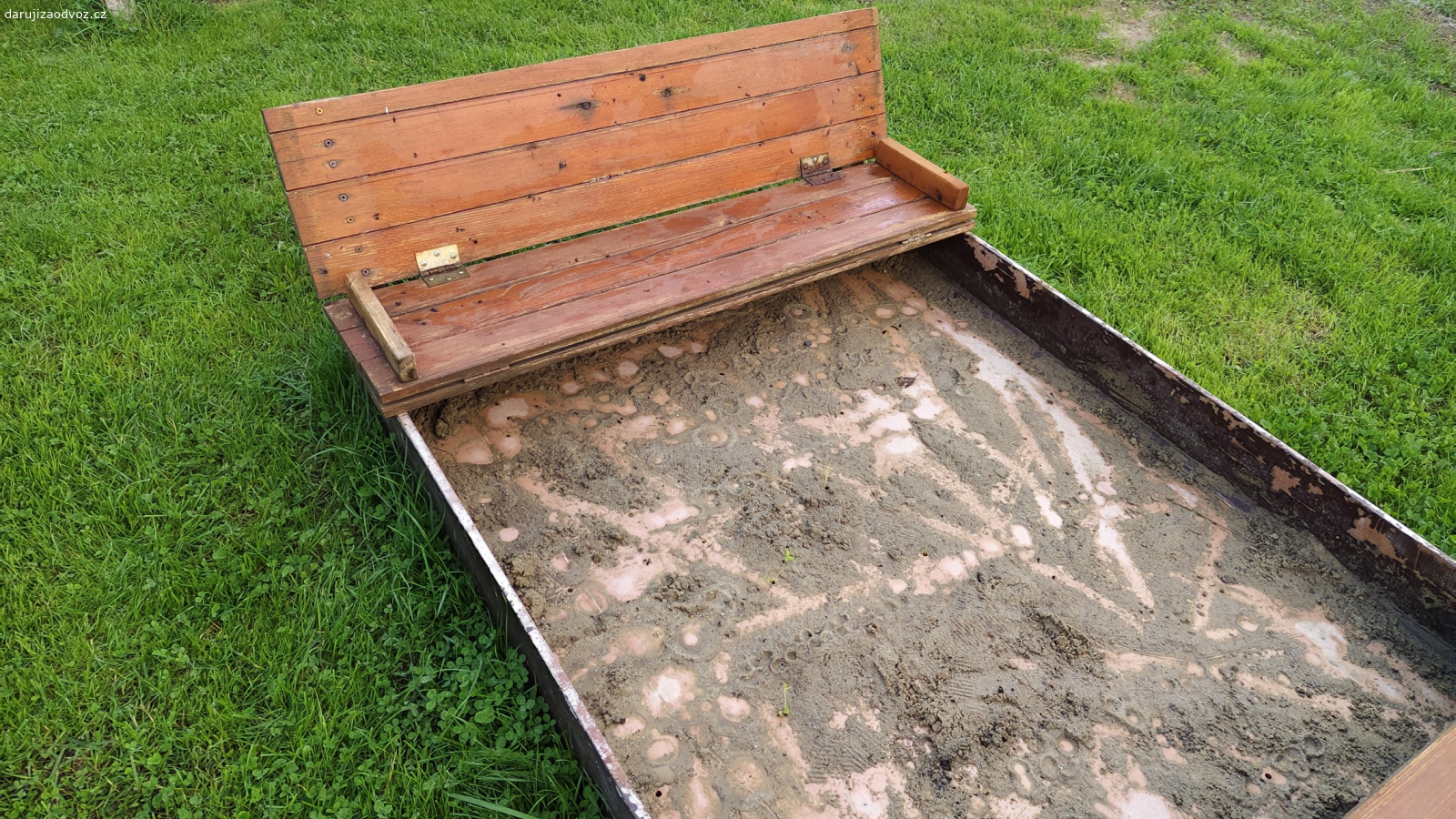 Dětské pískoviště. Daruji starší dětské pískoviště po dvou dětech. Rozměry 160x117cm.