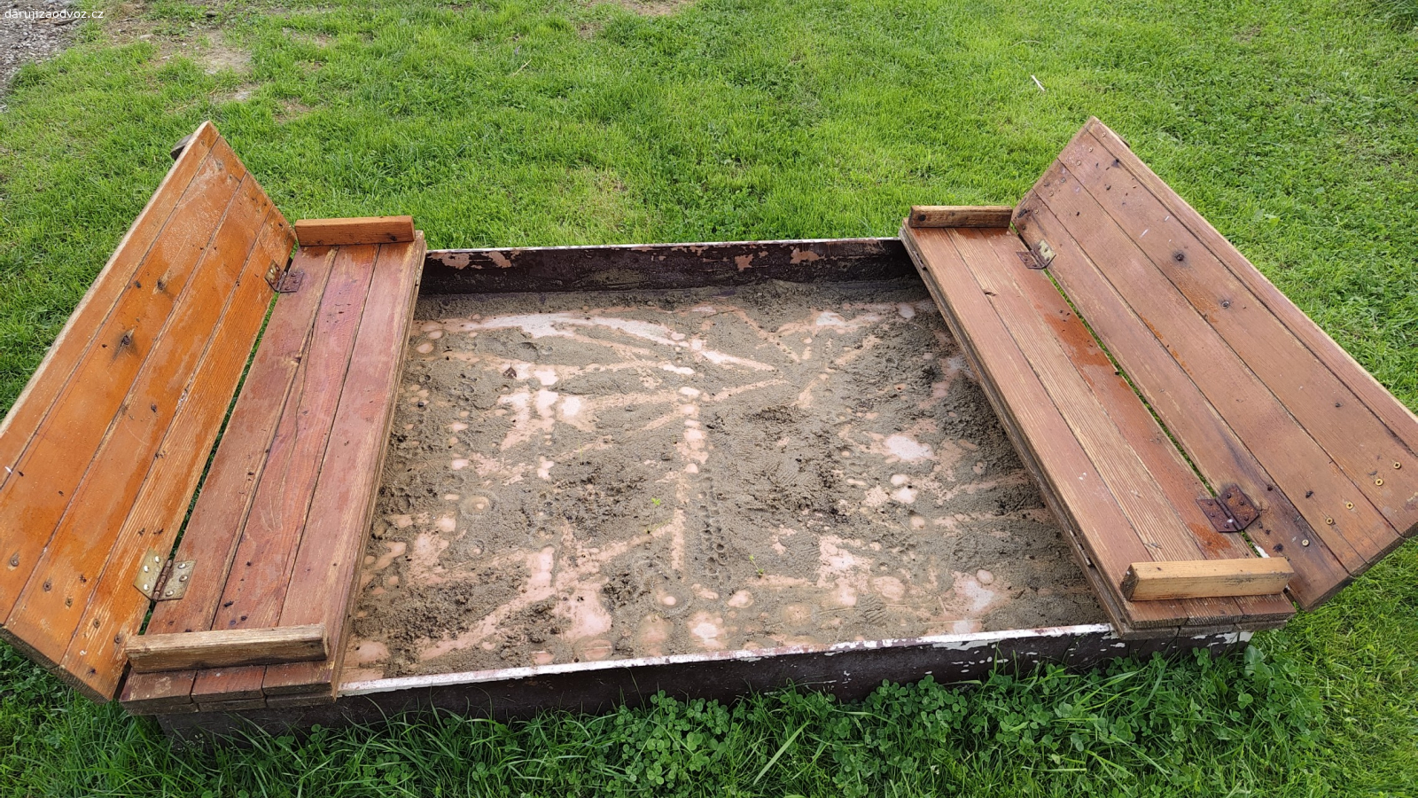 Dětské pískoviště. Daruji starší dětské pískoviště po dvou dětech. Rozměry 160x117cm.