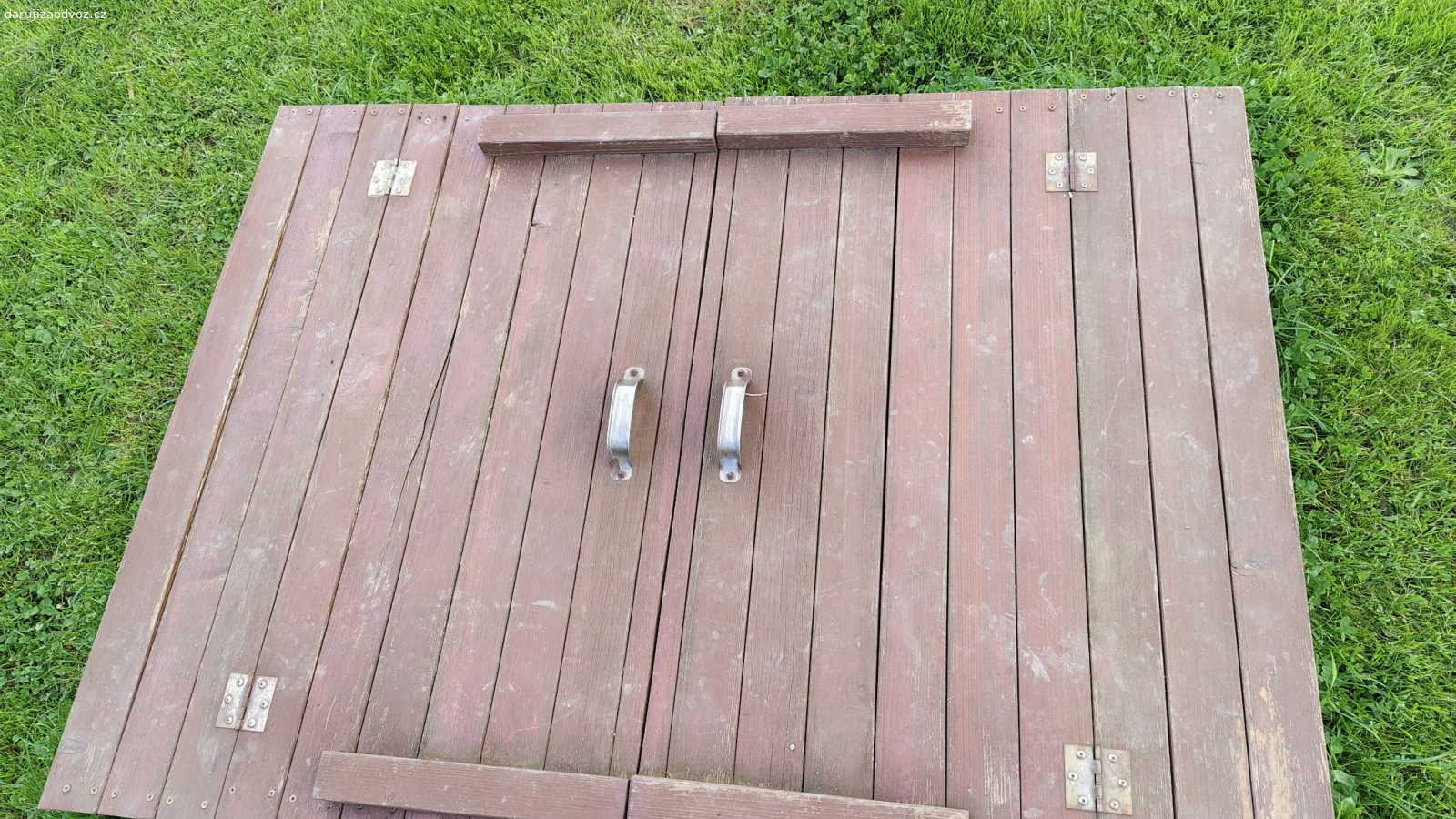 Dětské pískoviště. Daruji starší dětské pískoviště po dvou dětech. Rozměry 160x117cm.