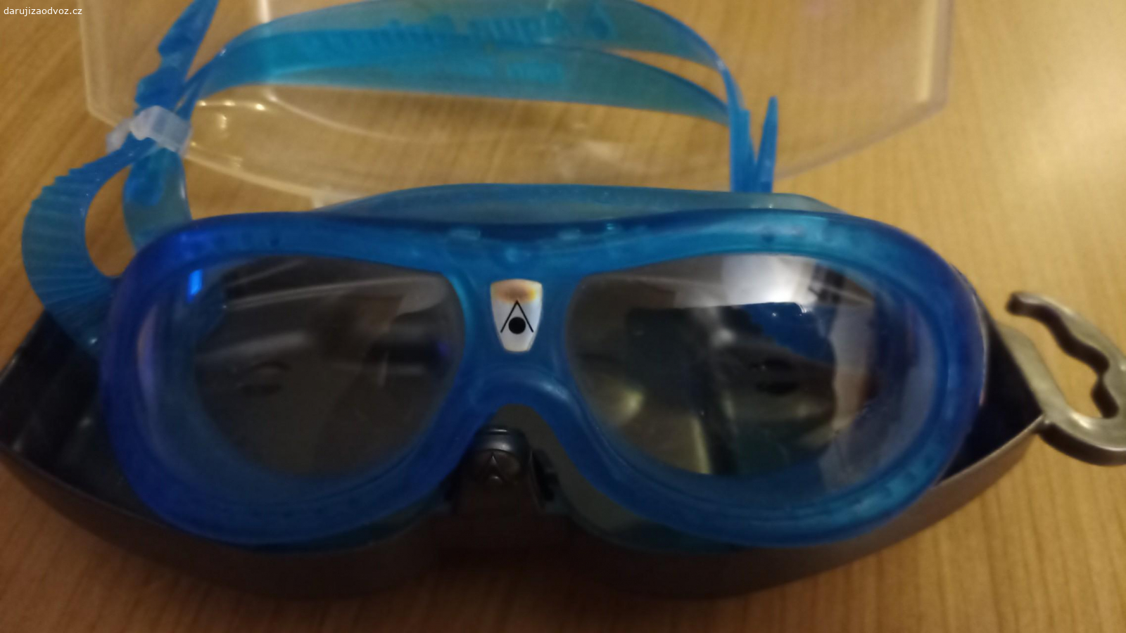 dětské plavecké brýle. Aqua sphere ... jsou to jediné brýle, které naší malé seděly (1,5 - 4 roky), na její malou makovičku..
zašlu