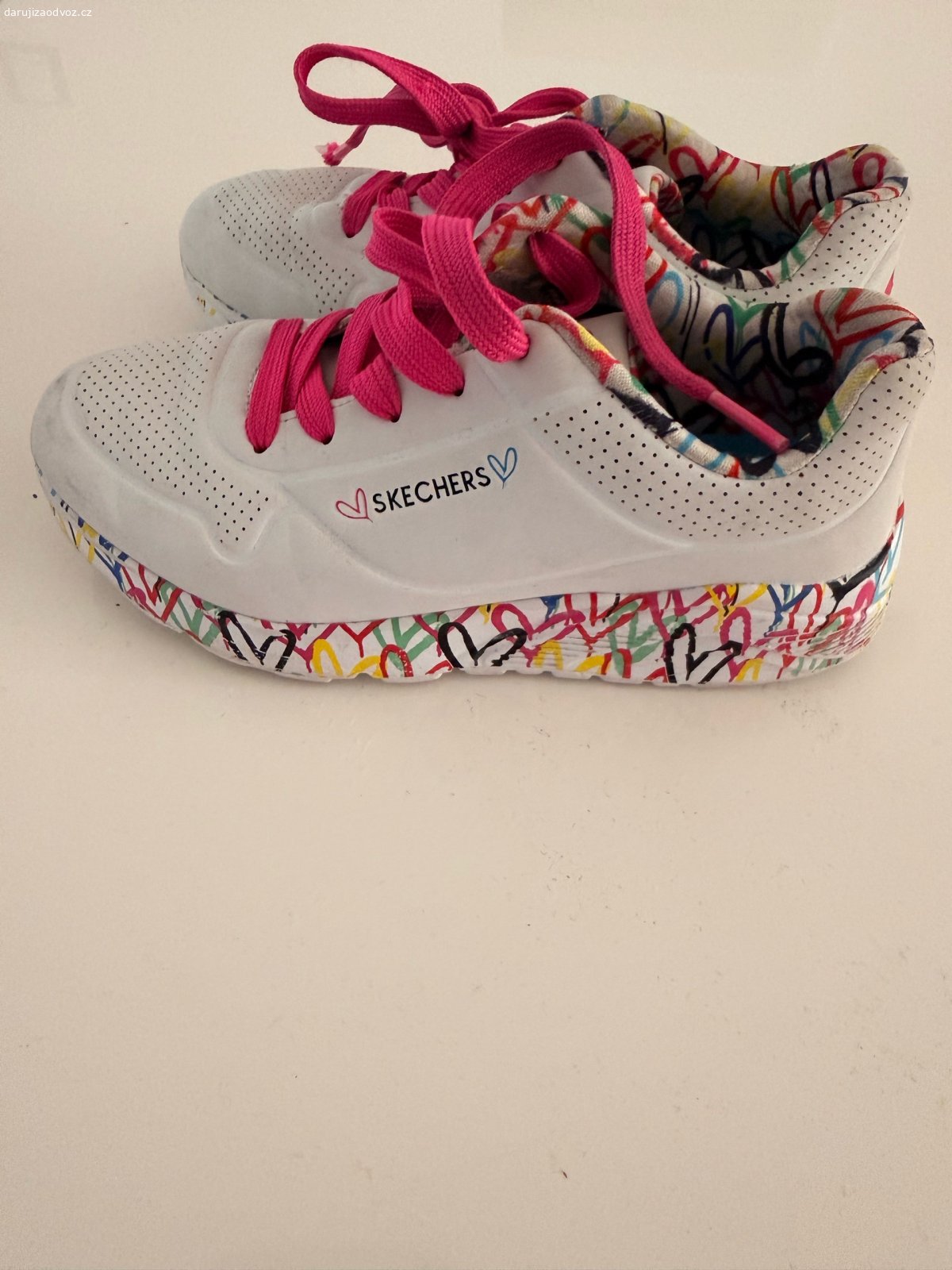 Dětské tenisky Skechers vel. 32. Daruji dětské sportovní boty Skechers, velikost 32.

* Bílé s barevnými detaily a růžovými tkaničkami
* Lehké a pohodlné
* Nošené, mají běžné známky používání (viz fotografie), ale ještě mohou dobře posloužit.
Pouze osobní odběr, daruji za odvoz