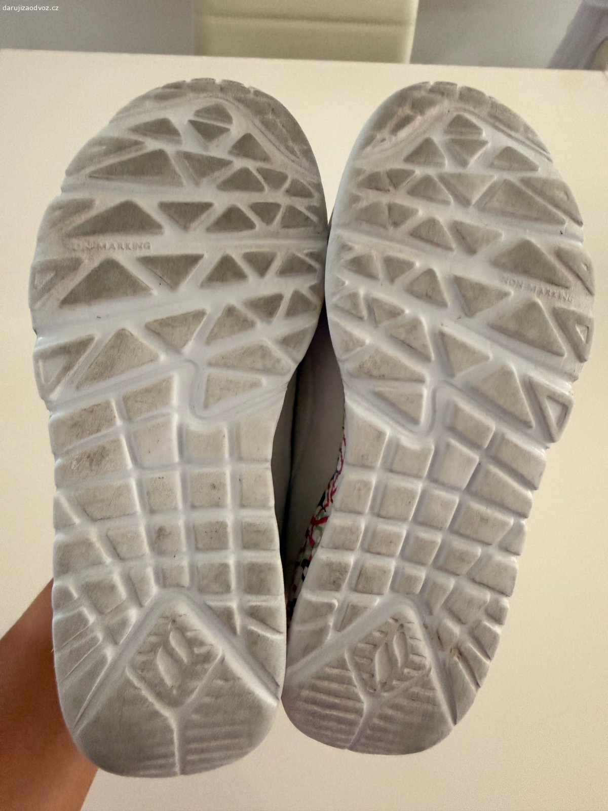 Dětské tenisky Skechers vel. 32. Daruji dětské sportovní boty Skechers, velikost 32.

* Bílé s barevnými detaily a růžovými tkaničkami
* Lehké a pohodlné
* Nošené, mají běžné známky používání (viz fotografie), ale ještě mohou dobře posloužit.
Pouze osobní odběr, daruji za odvoz