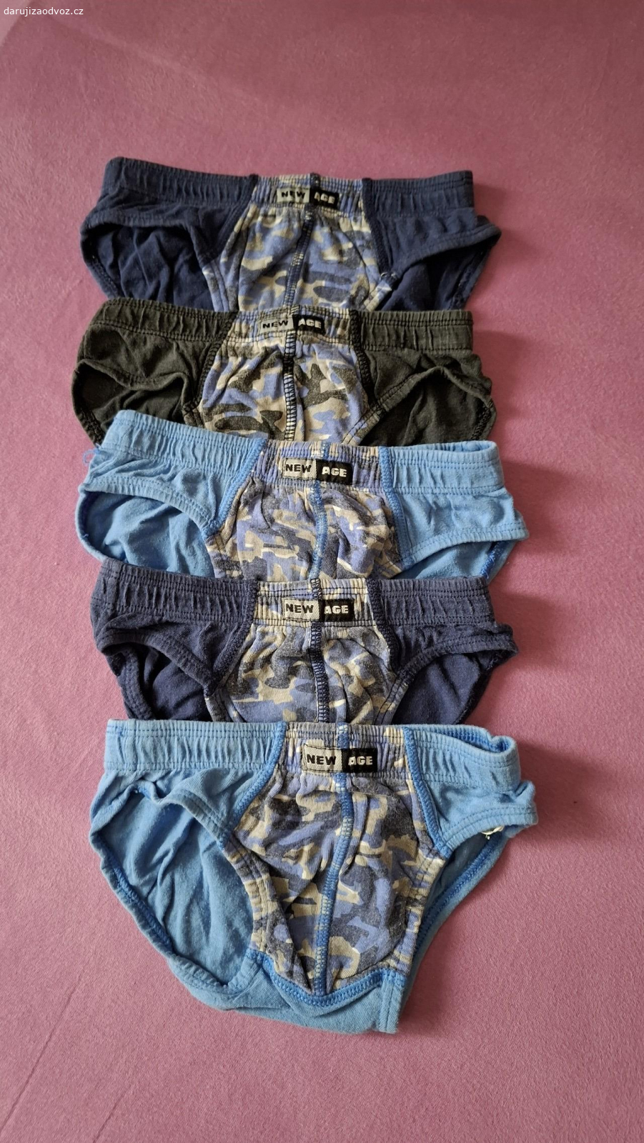 Dětské tepláky, slipy.. Daruji za odvoz dětské tepláky vel.110 a slipy vel.104,116,dětskou žínku.
Pouze osobní převzetí v Ostrém Kameni.