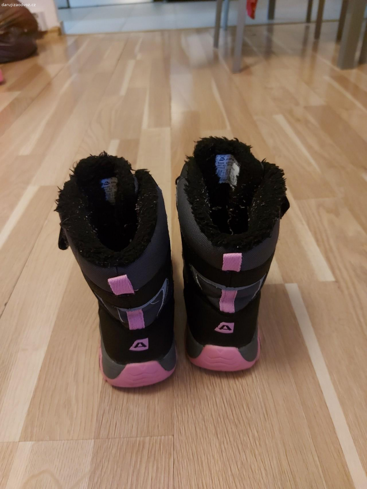 Dětské zimní boty pro holku. daruji zimní boty pro holku . velikost 32 . Nikam neposílám ani nevozím(na odpovědi tohoto typu nebudu ani odpovídat a budu rovnou blokovat odesilatele)