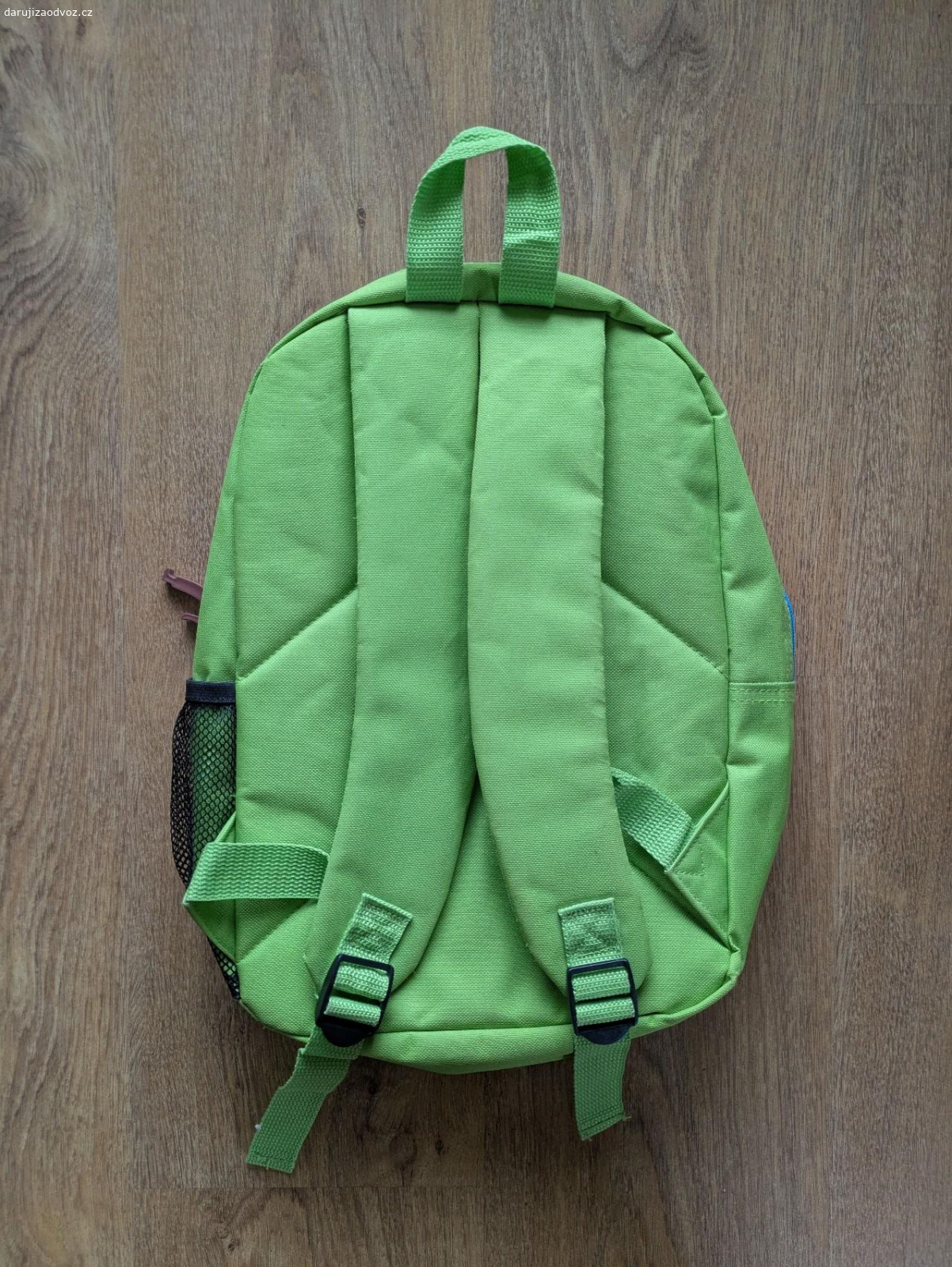 Detský batoh Helen Doron. Detský batoh z kurzov angličtiny Helen Doron. Bol rok používaný. Vzadu je trochu natrhnutý ale používaniu to nijako nevadí.