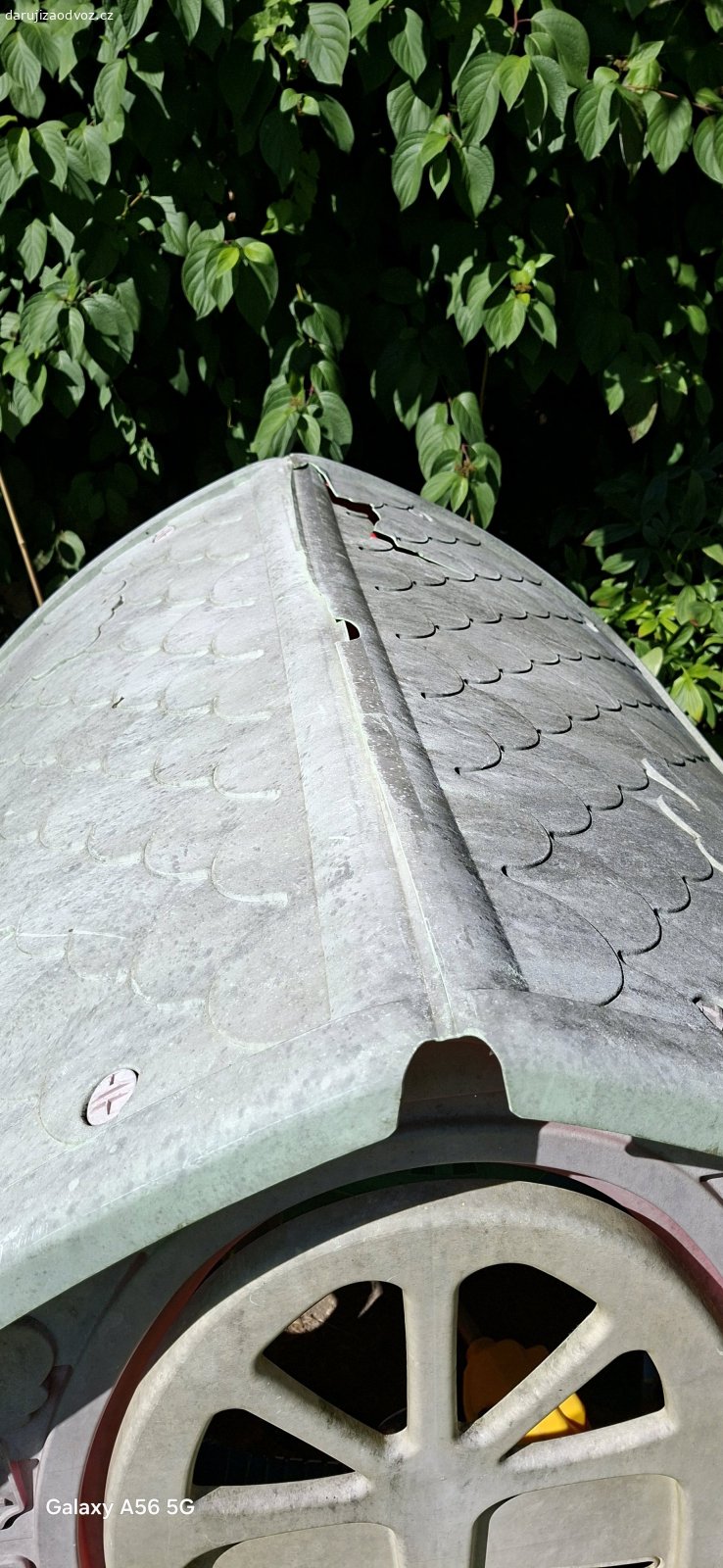 Dětský domeček. Daruji dětský domeček, 
vyšosované barvy, střecha popraskaná, ale radost dětem ještě udělá.