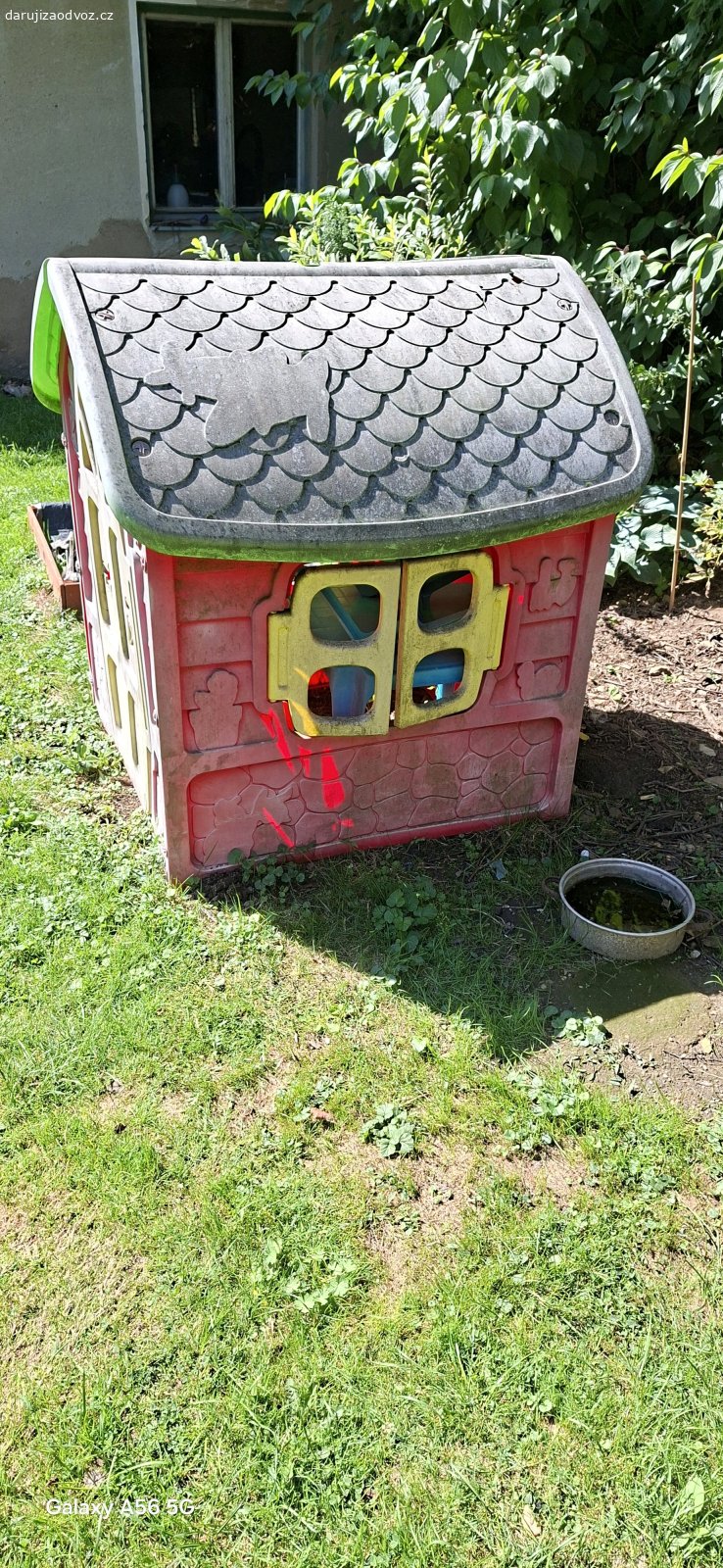 Dětský domeček. Daruji dětský domeček, 
vyšosované barvy, střecha popraskaná, ale radost dětem ještě udělá.