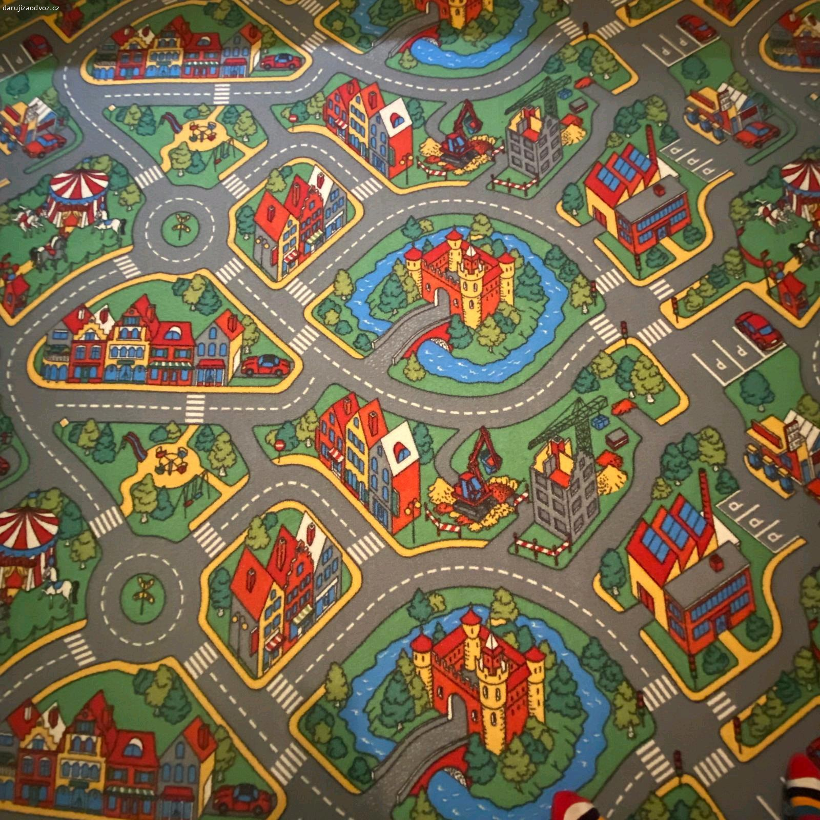 Dětský koberec 300x340. Koberec je zachovalý, obšitý