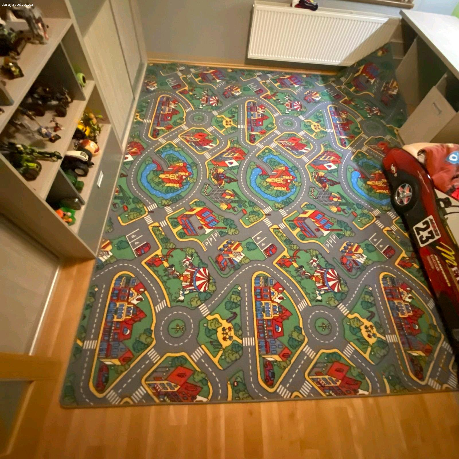 Dětský koberec 300x340. Koberec je zachovalý, obšitý