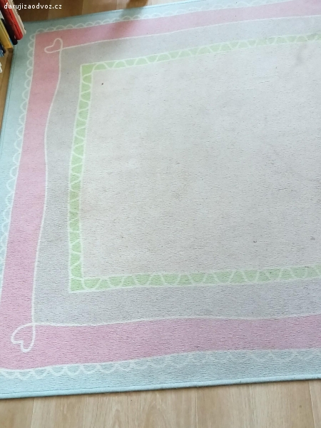 Dětský koberec. Daruji za odvoz koberec o rozměrech 1,32 x 1,32 m