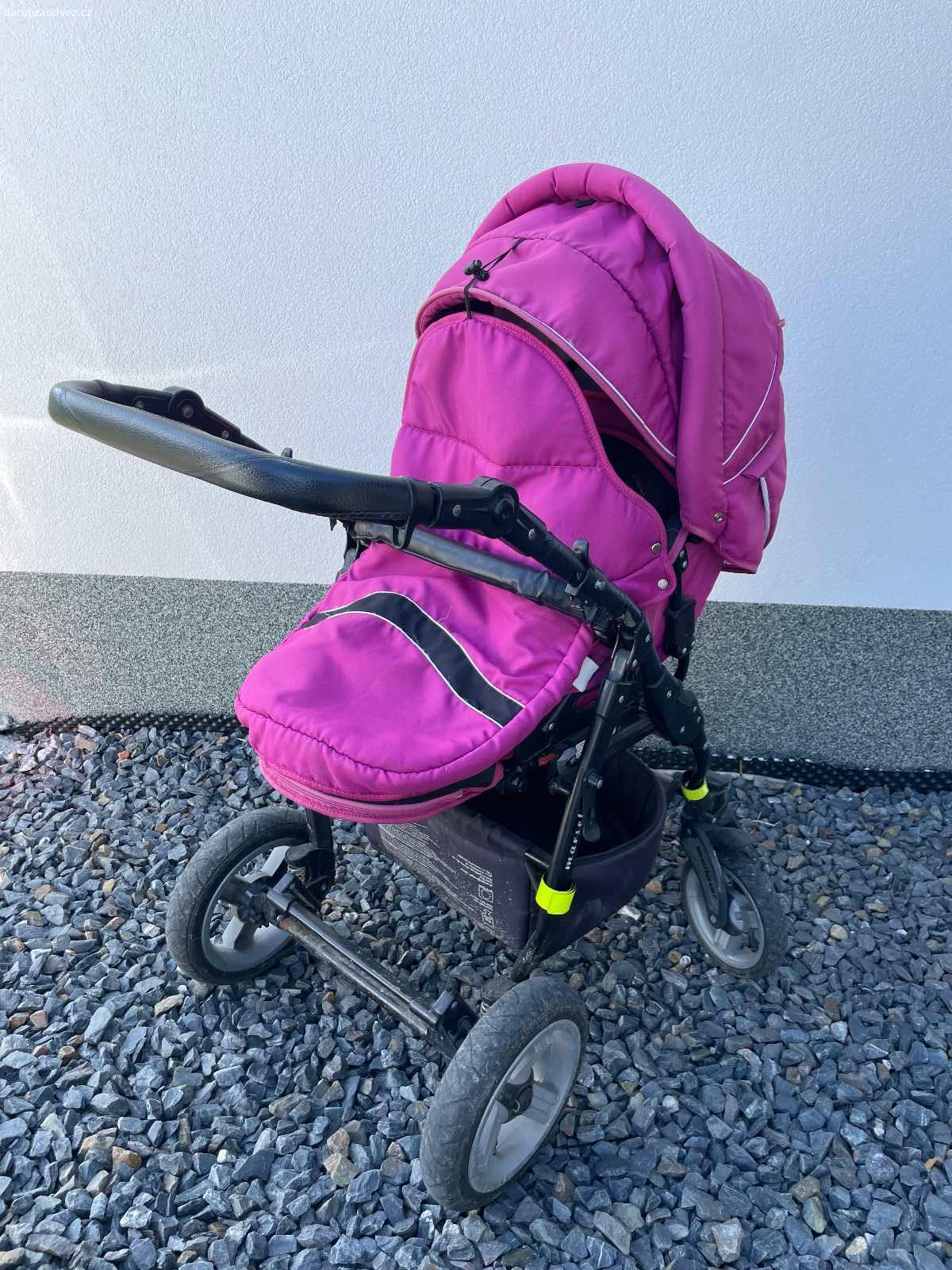 Dětský kočárek ADBOR. Daruji zdarma za odvoz dětský kočárek, starší, velmi prostorný, opotřebený, plně funkční, odpružený s nafukovacími koly, takže zvládne i terén. Polstrovaní potřeba sundat a vyprat. Mám i hlubokou korbu. Osobní odběr Zlín.