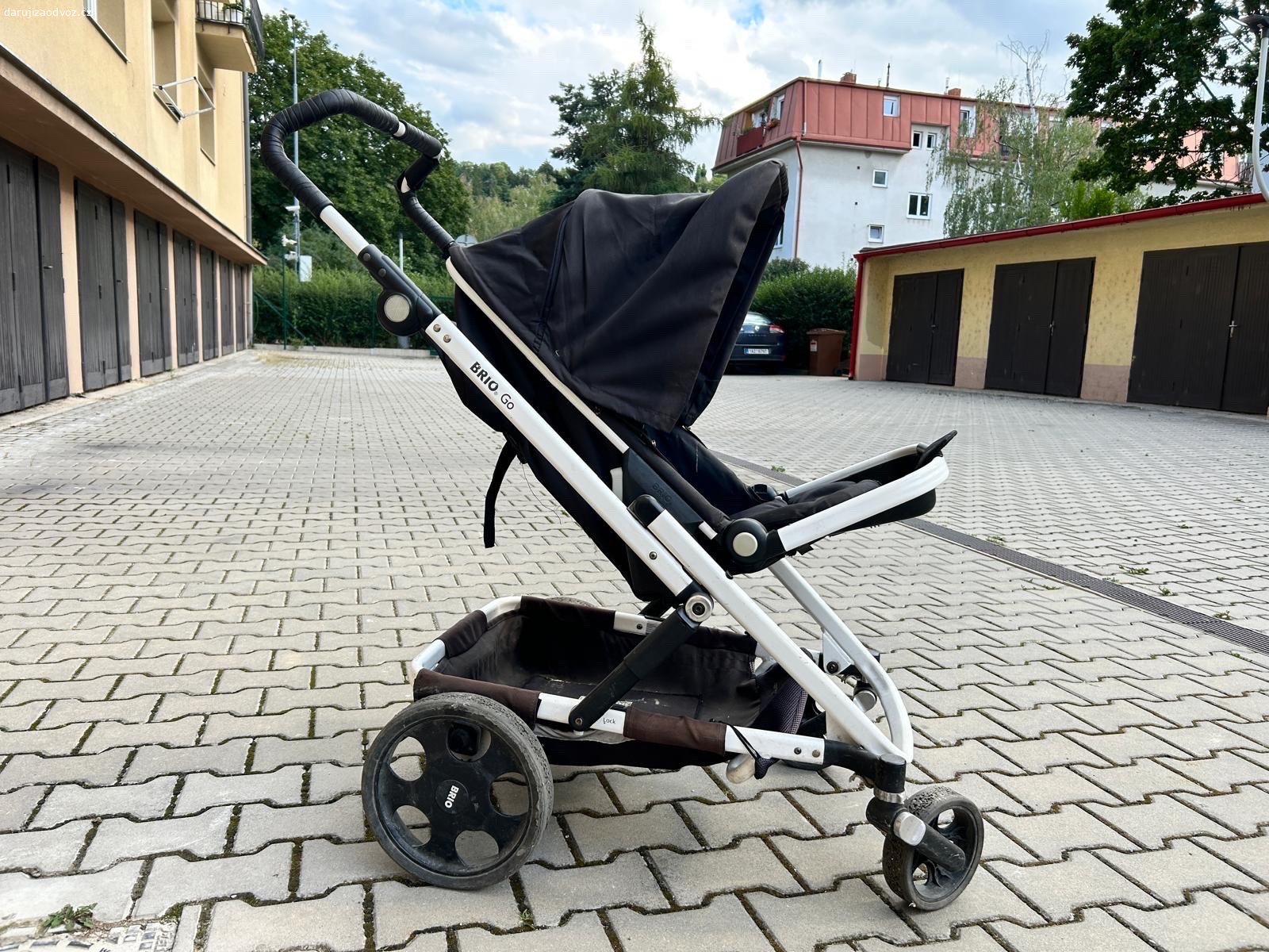 Detsky kocarek Brio Go. Pouzivany kocarek, ale plne funkcni. Na leve strane drzadla je popraskana guma na rukojeti, jinak bez vetsich vad. Je uz delsi dobu v kocarkarne, takze bude potrebovat vycistit.