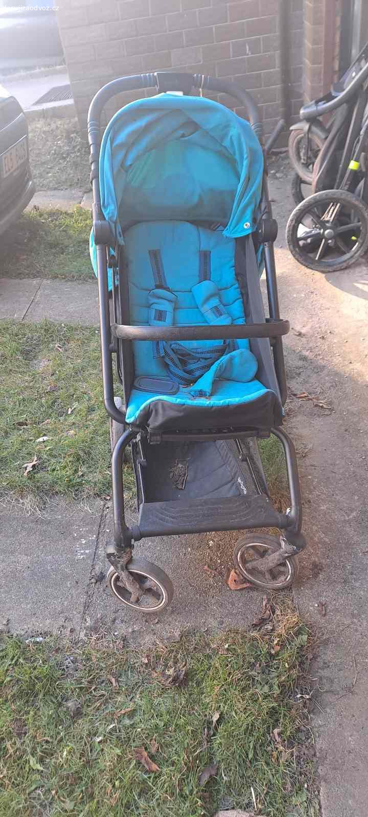 Dětský kočárek. Kočárek Cybex. Nedrží v sedící poloze ( lze spravit provázkem).
Pouze osobní vyzvednutí.