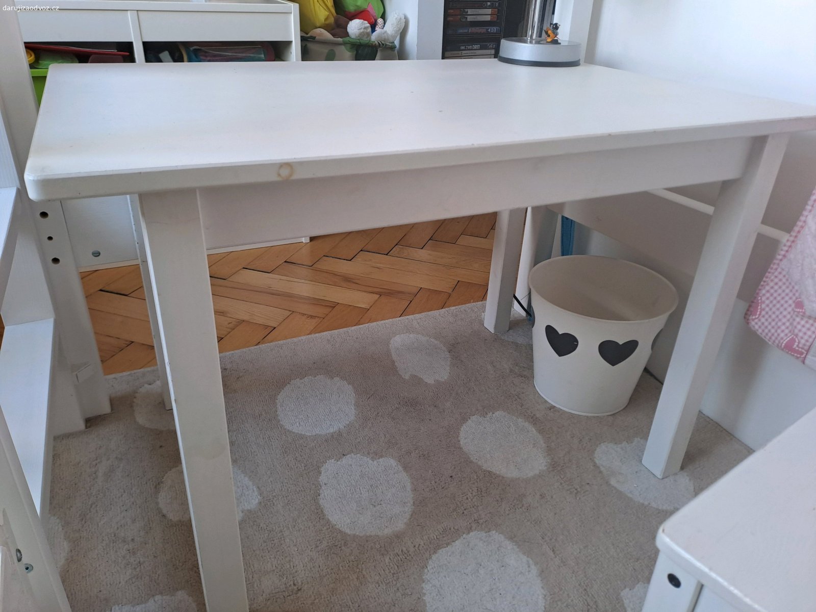 Dětský nábytek z masivu. Daruji stůl (76x50x50), 2 židle (29x28x53) a postýlku pro panenky (50x27x28). Jen komplet. Odvoz Praha-Nusle. Pište sms/WhatsApp na tel. (nemám čas kontrolovat maily).