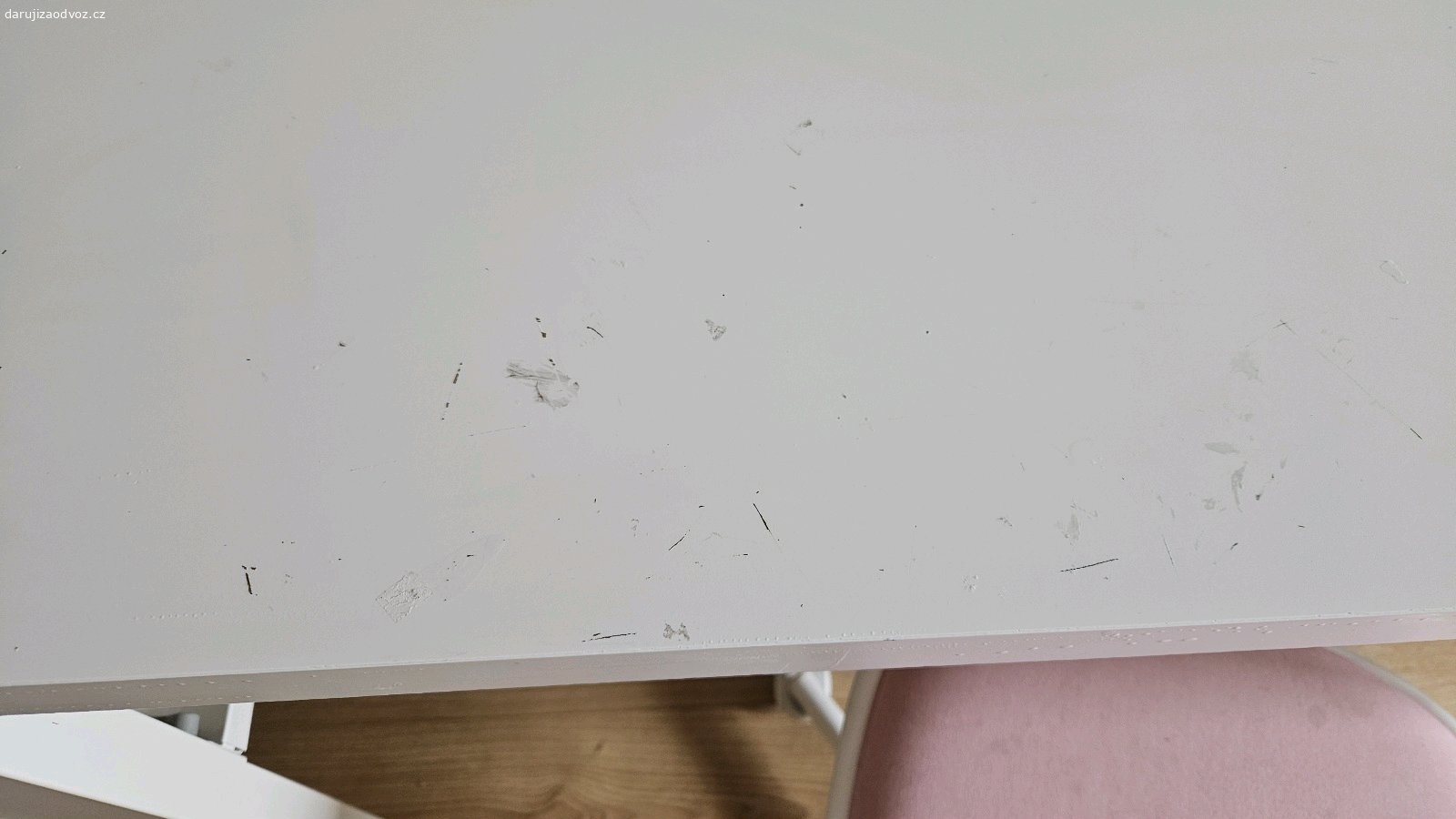 dětský psací stůl s židličkou. Nabízím detsky psací stůl a židličku. idealni do prvni třídy. Má pár škrábanců a fleků, viz. foto. Nabízím v dalším inzerátu jestélě jeden, ten samý jen s růžovými nohami.