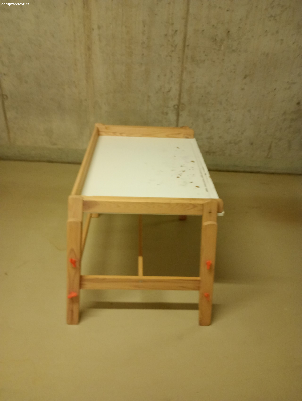 Detsky psaci stůl. Poouzity na hodne hodin tvoreni, malovani, .lepeni a strihani, ale jeste muze leta slouzit... z nekuracke domacnosti, po dvou holkach.