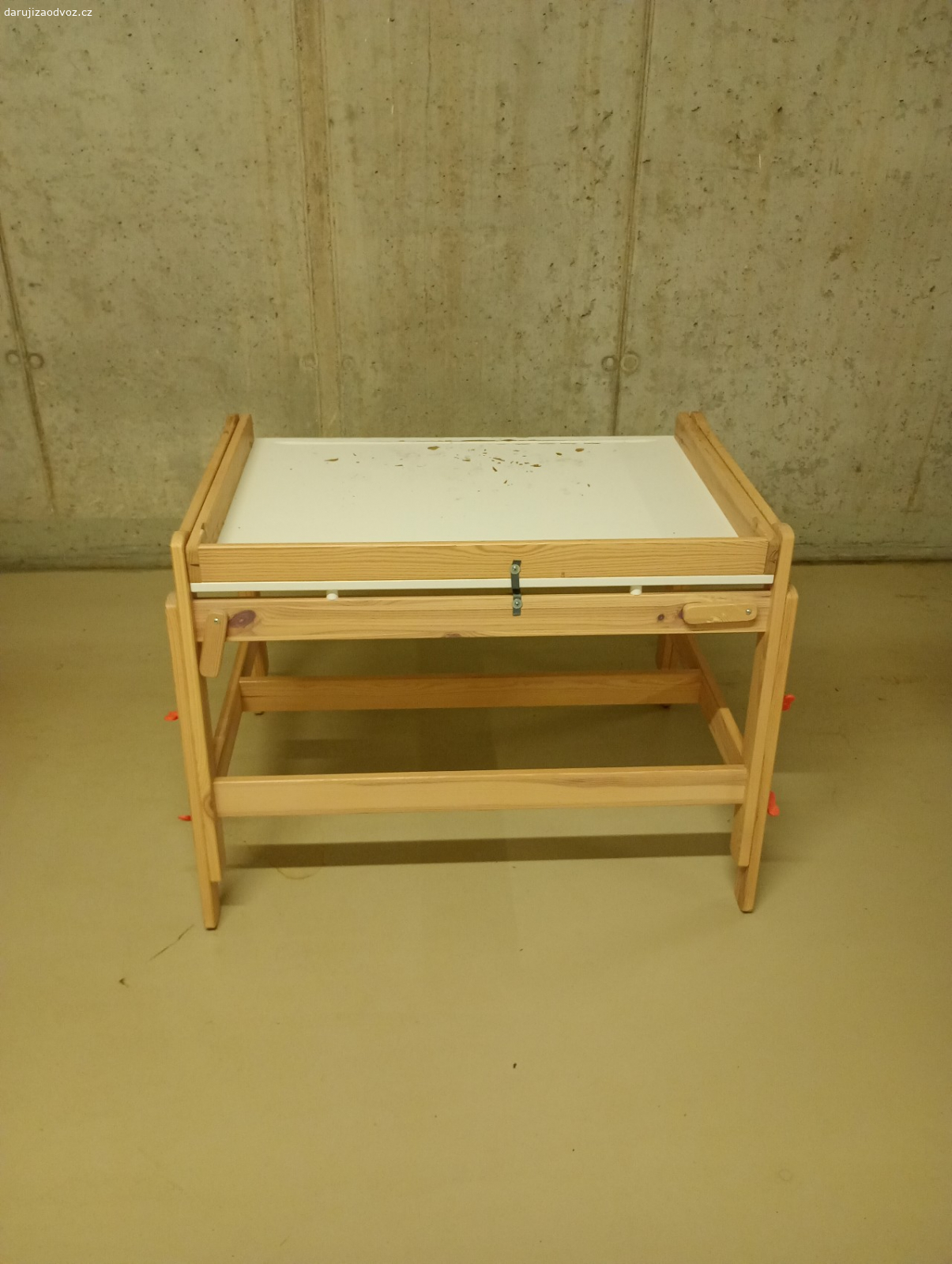 Detsky psaci stůl. Poouzity na hodne hodin tvoreni, malovani, .lepeni a strihani, ale jeste muze leta slouzit... z nekuracke domacnosti, po dvou holkach.