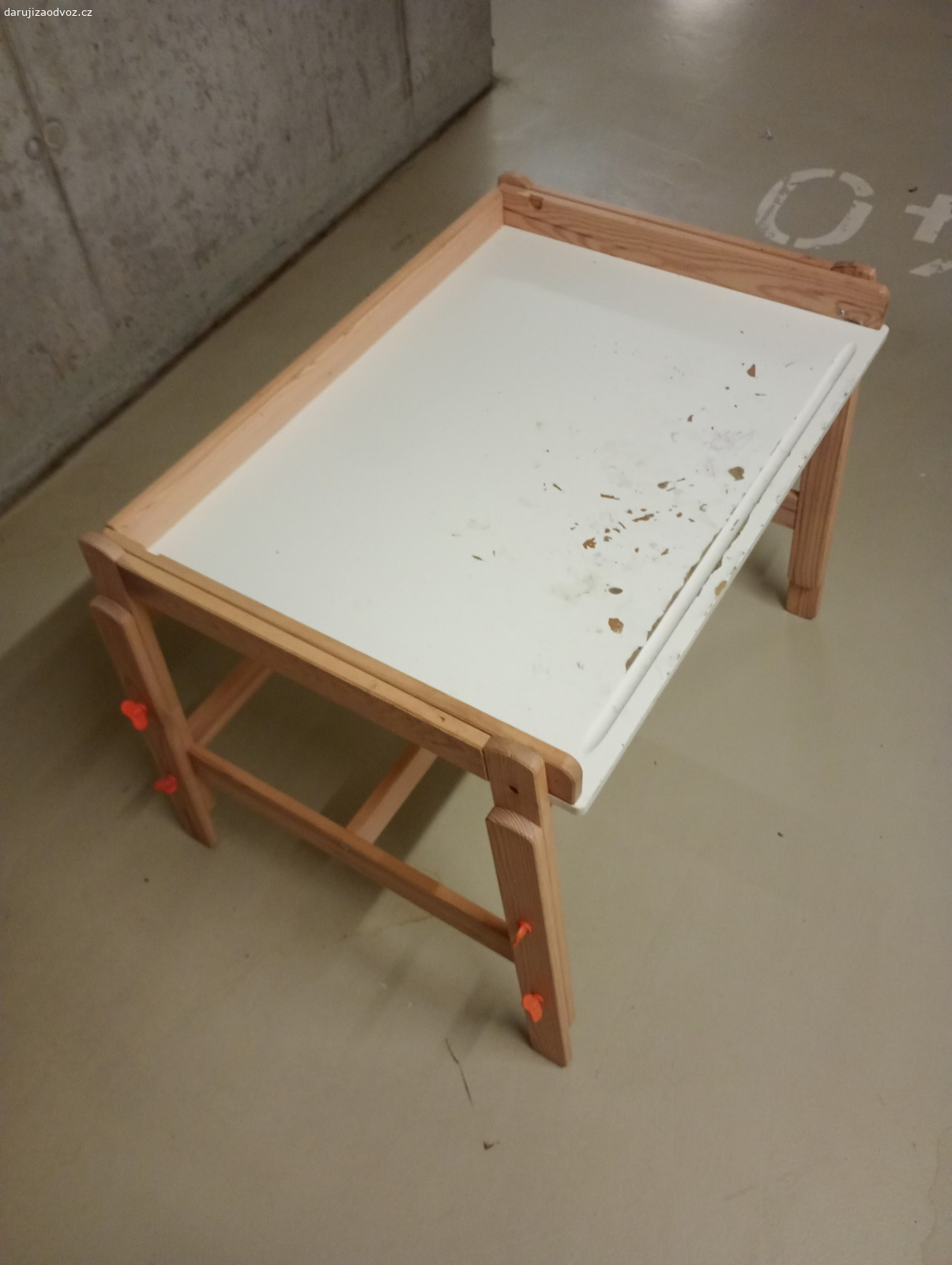 Detsky psaci stůl. Poouzity na hodne hodin tvoreni, malovani, .lepeni a strihani, ale jeste muze leta slouzit... z nekuracke domacnosti, po dvou holkach.