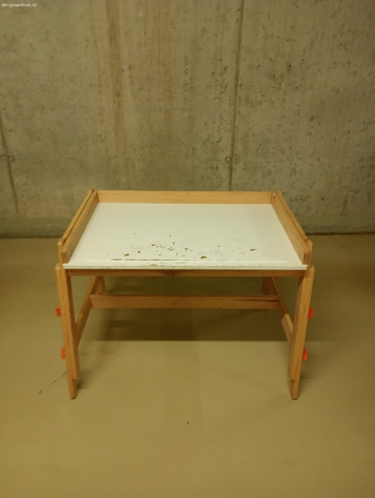 Detsky psaci stůl. Poouzity na hodne hodin tvoreni, malovani, .lepeni a strihani, ale jeste muze leta slouzit... z nekuracke domacnosti, po dvou holkach.