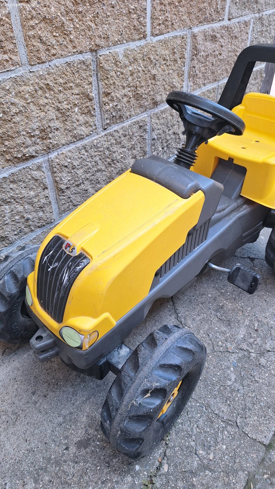 Dětský šlapací traktor. Daruji dětský šlapací traktor.