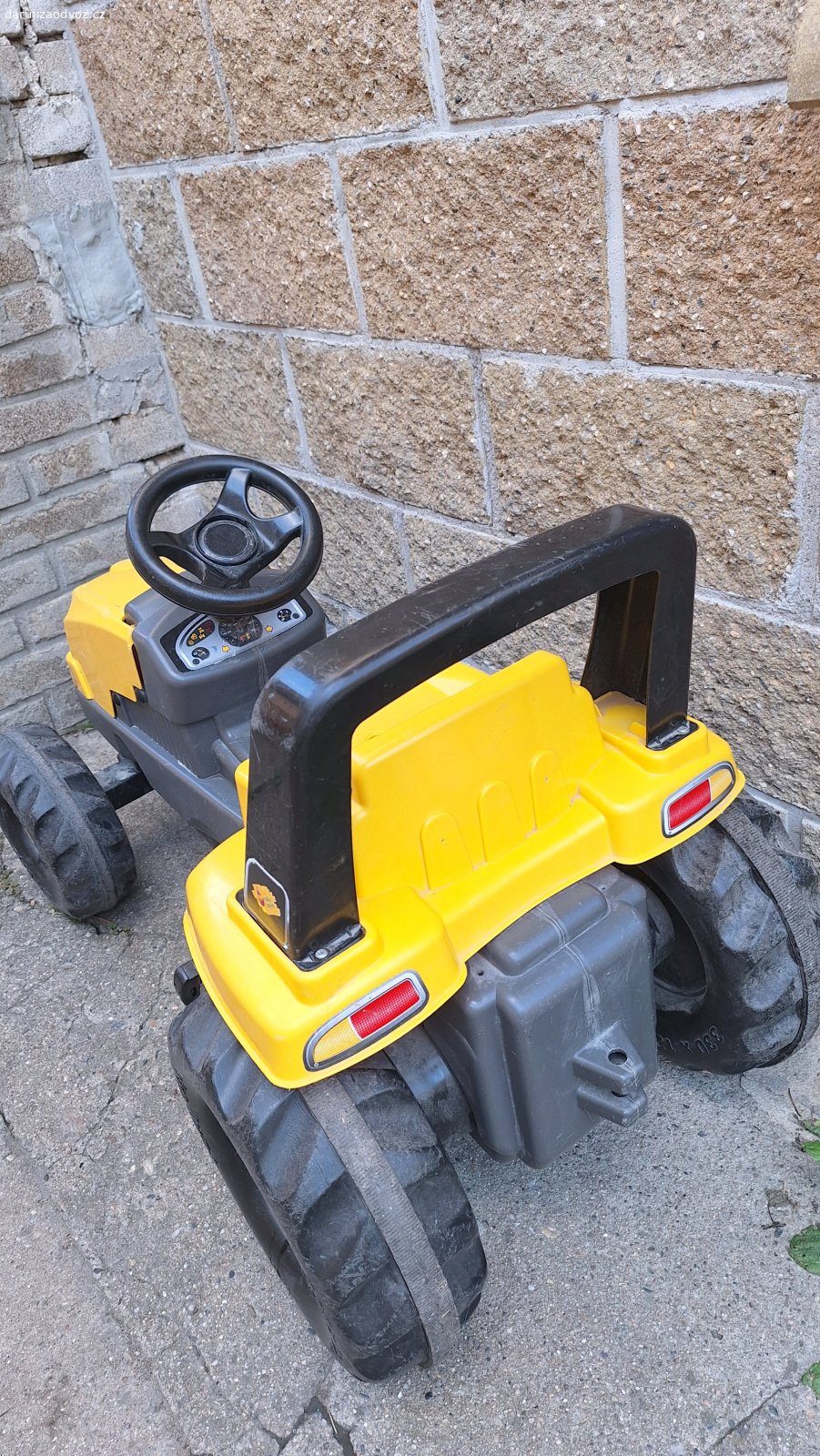Dětský šlapací traktor. Daruji dětský šlapací traktor.