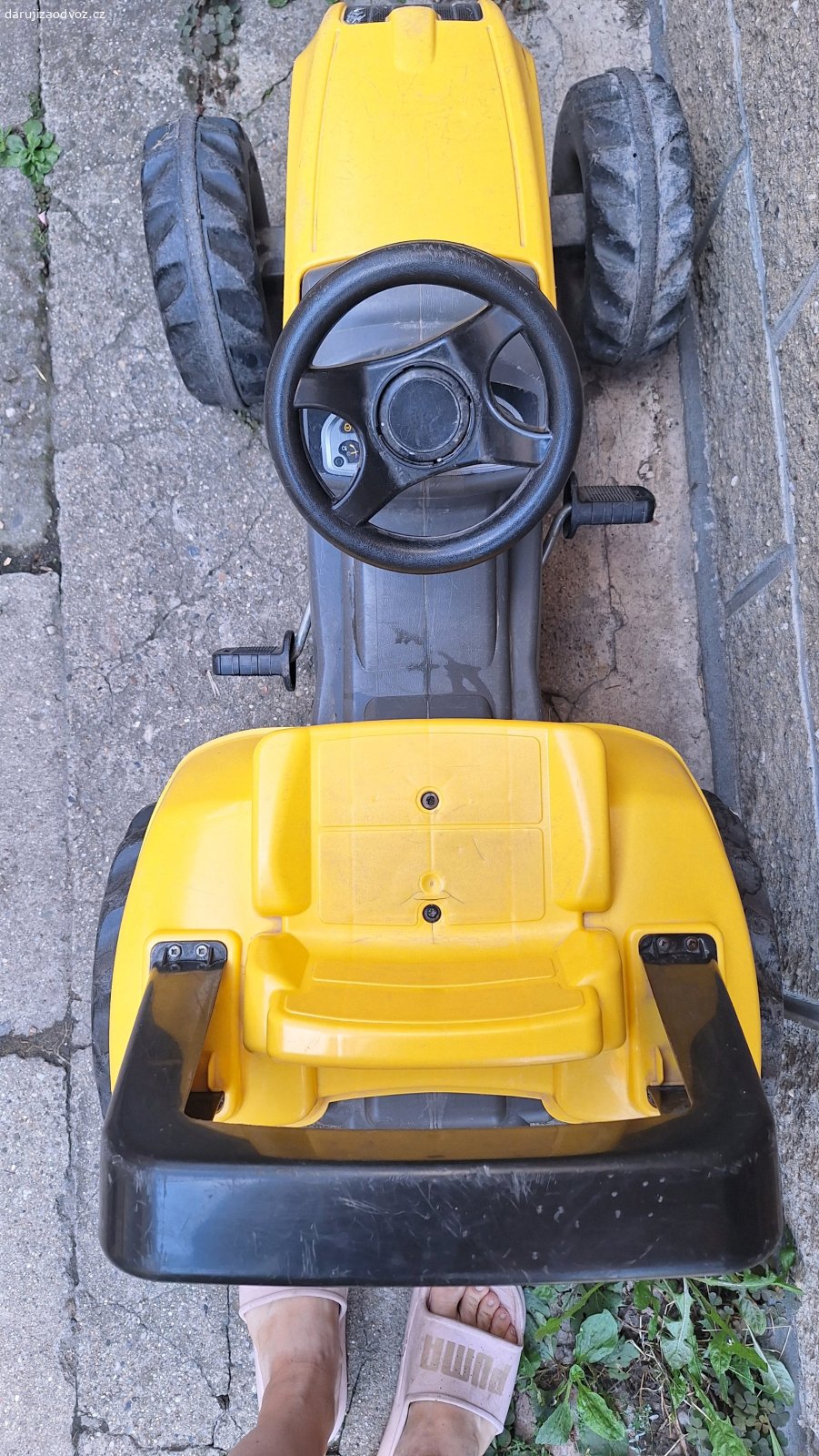 Dětský šlapací traktor. Daruji dětský šlapací traktor.