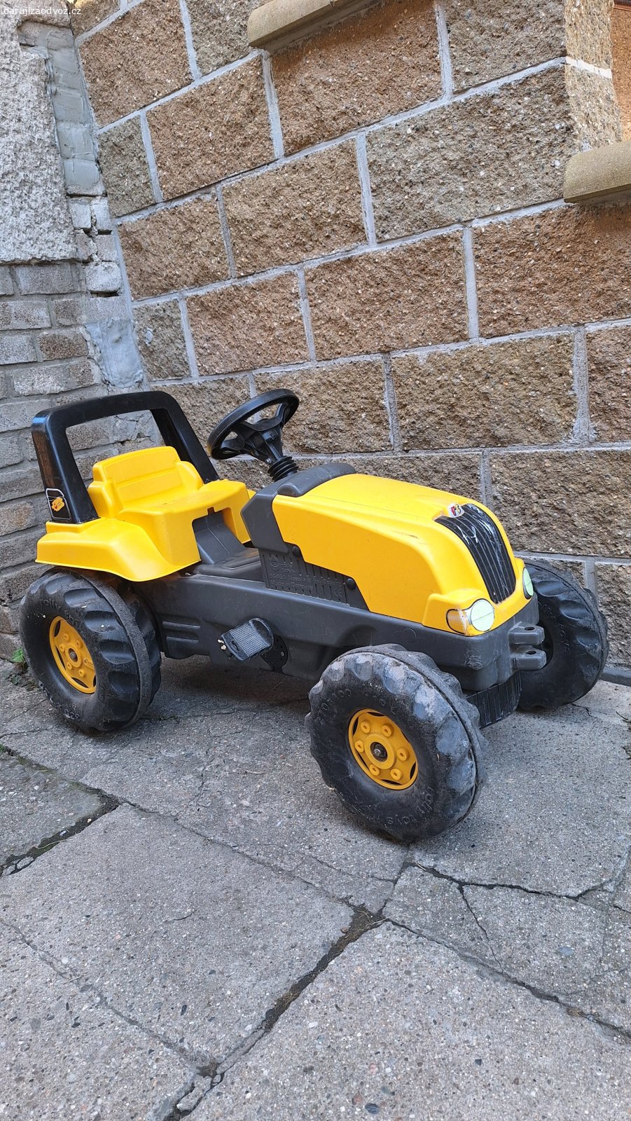 Dětský šlapací traktor. Daruji dětský šlapací traktor.