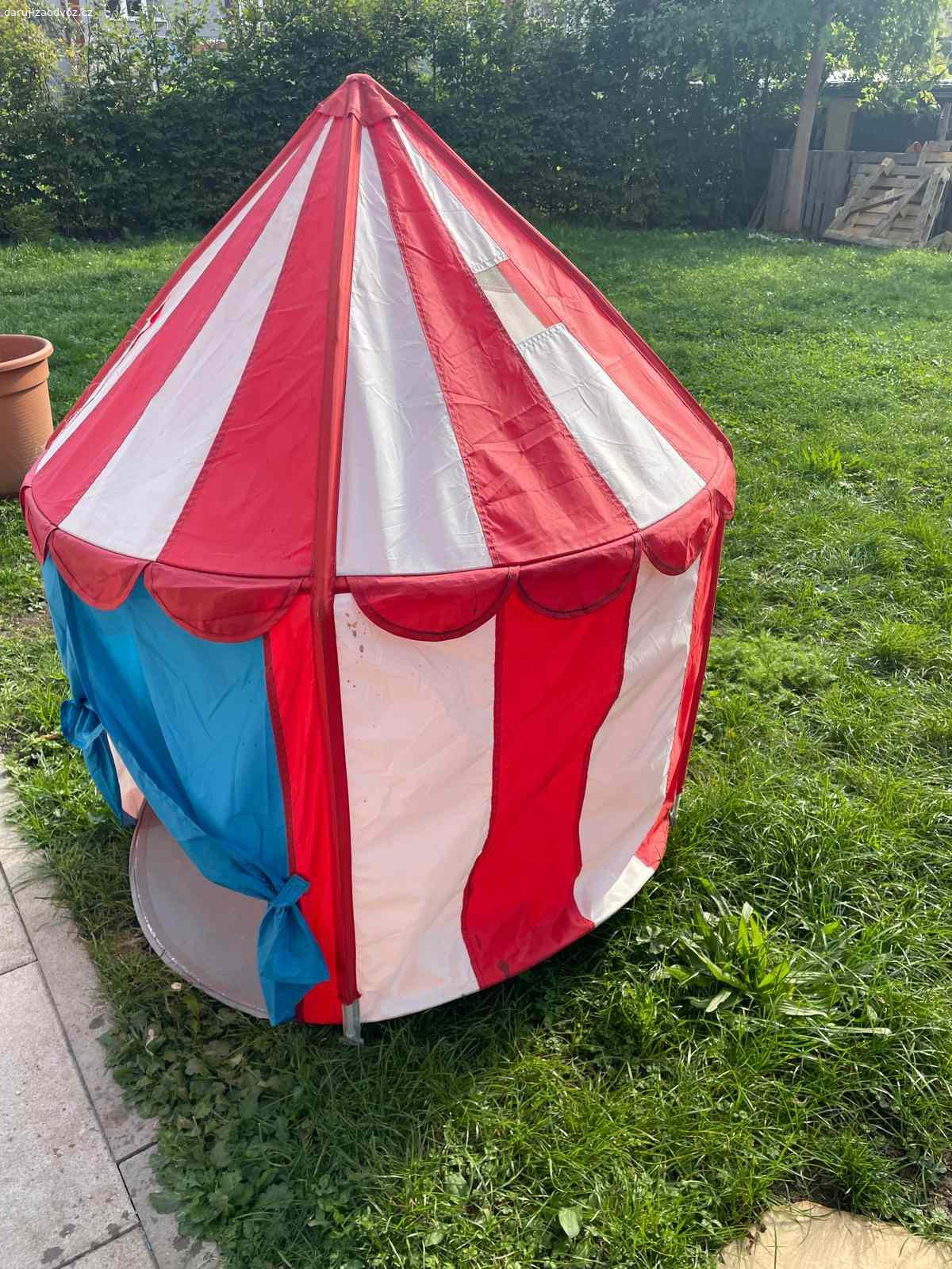 Dětský stan. Použitý stav. Byl uchováván na zahradě, takže je opotřebovaný od venkovního prostředí.