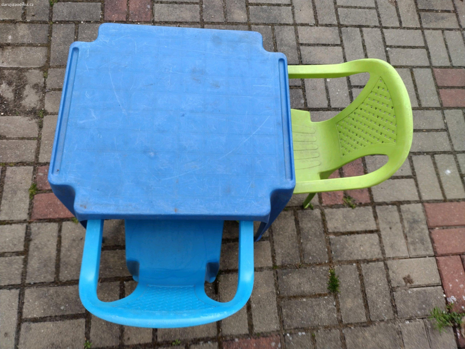 Dětský stoleček. Daruji dětský plastový stoleček a 2 dětské plastové stoličky za odvoz