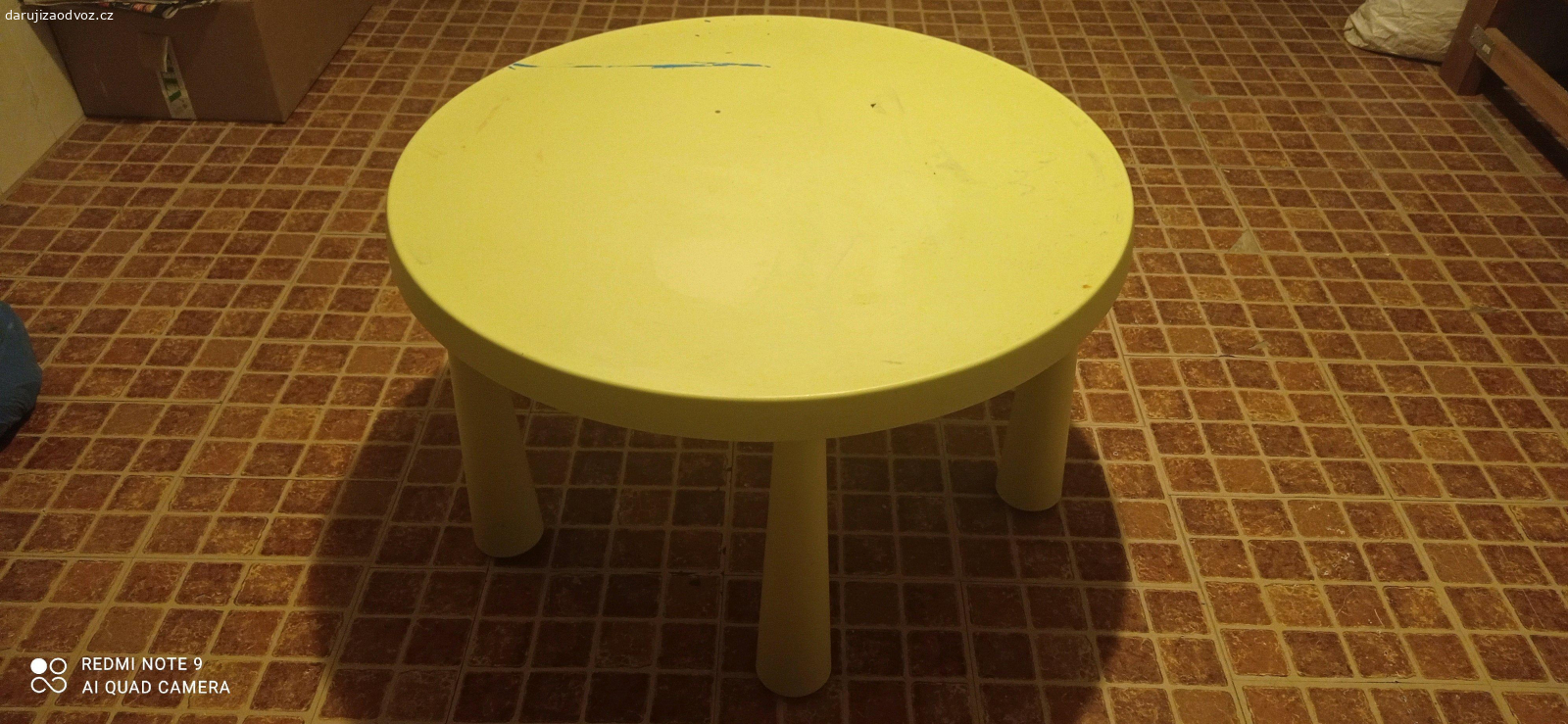 Dětský stůl IKEA MAMMUT. Daruji za odvoz dětský kruhový stůl z IKEA, který je vhodný pro použití vevnitř i venku. lehký, omyvatelný, málo používaný, ve velmi dobrém stavu. bez židlí. pouze osobní odběr, určitě nikam nebudeme posílat.
