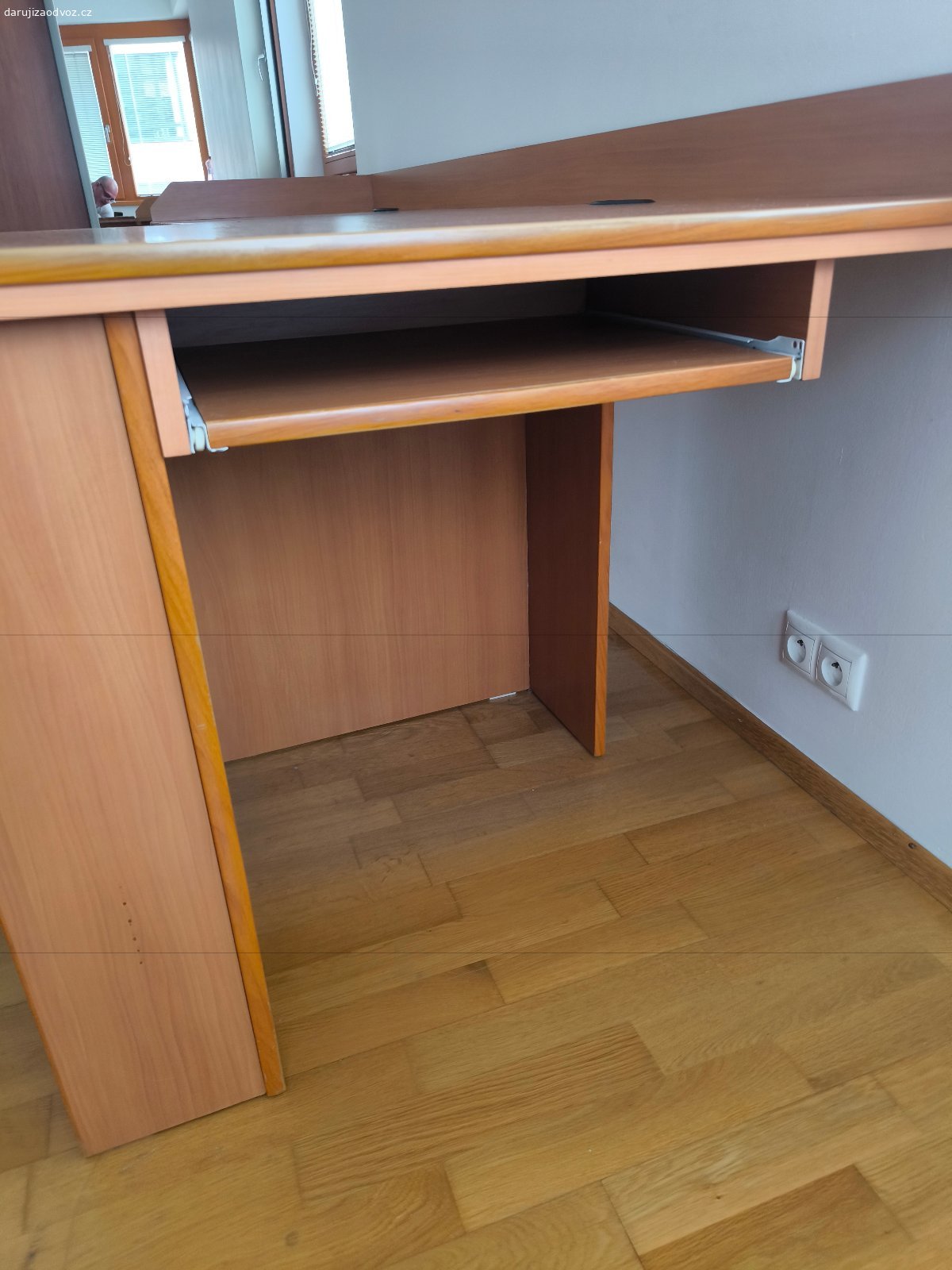 dětský stůl pro 2 děti – PRAHA 4. Likvidujeme vybavení bytu po rodině s dětmi. Vše darujeme zdarma za vlastní odvoz.

Vyzvednutí je možné pouze v pátek, neděli a pondeli. Zájemce si musí zajistit vystěhování, odnos i dopravu.

Nabízíme:

Velký pracovní stůl pro dvě děti – šířka 240 cm, hloubka 100 cm, výška přibližně 76 cm
   Skládá se ze dvou zásuvkových dílů a pracovní desky. Vše je demontovatelné.

Místo vyzvednutí: Praha 4

Je možné odvézt jednotlivé kusy i více věcí najednou. Do zprávy prosím napište, o který nábytek máte zájem a zda můžete přijet v pátek, neděli nebo v pondělí. Pouze vážní zájemci.