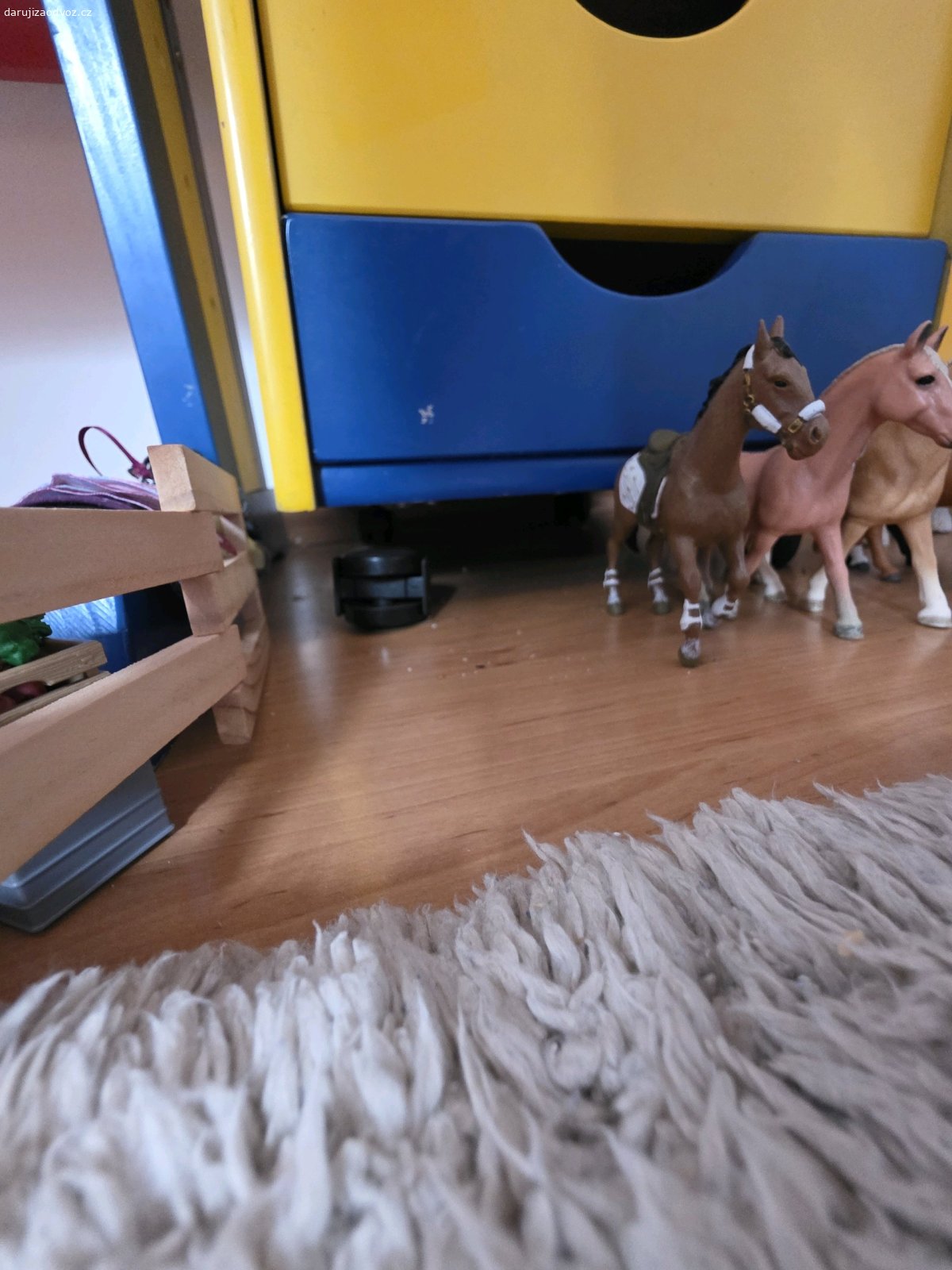 dětský stůl. má už něco za sebou, jedno kolečko na suplikach upadává, ale dá se opravit