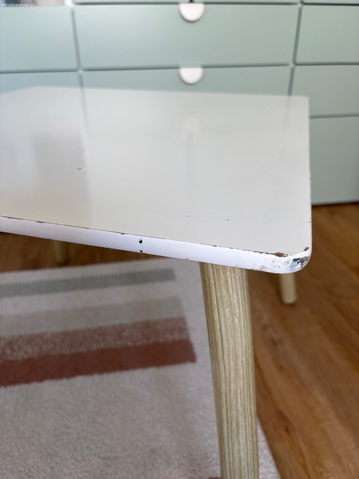 Dětský stůl. Odřený a na par místech flek. Funkční.
