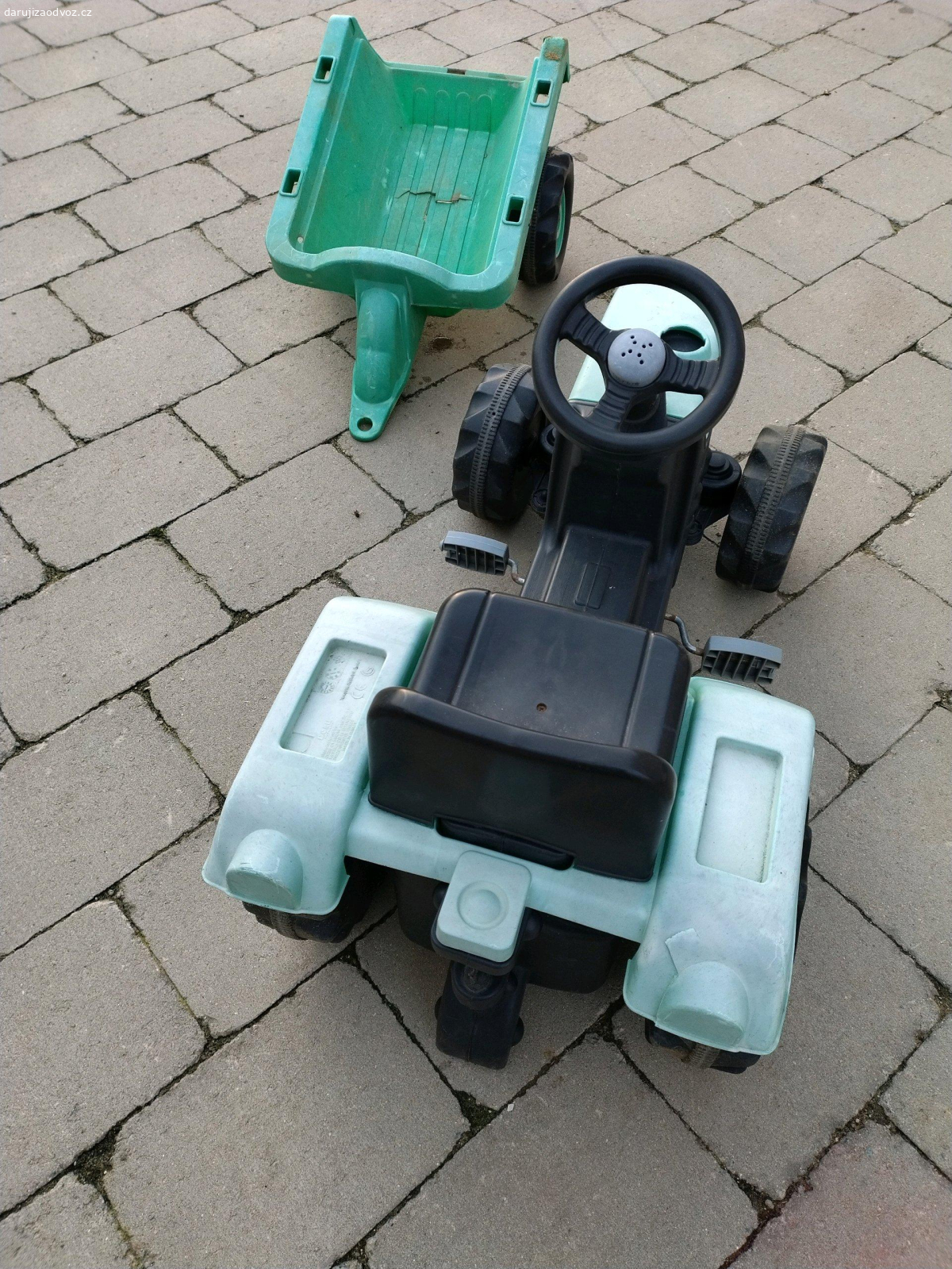 dětský traktor. daruji dětský traktor s vlečkou, která je popraskaná. Stav dle foto, nerezervuji - kdo dřív přijde...