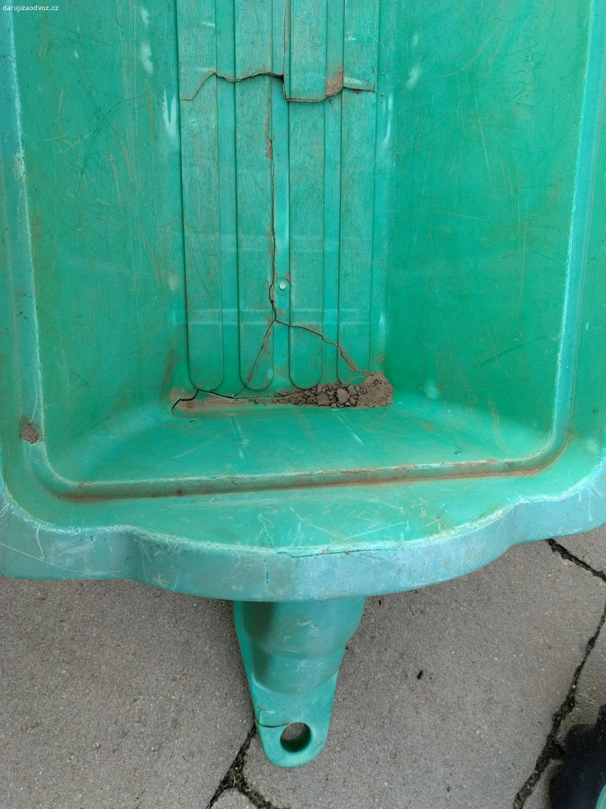 dětský traktor. daruji dětský traktor s vlečkou, která je popraskaná. Stav dle foto, nerezervuji - kdo dřív přijde...