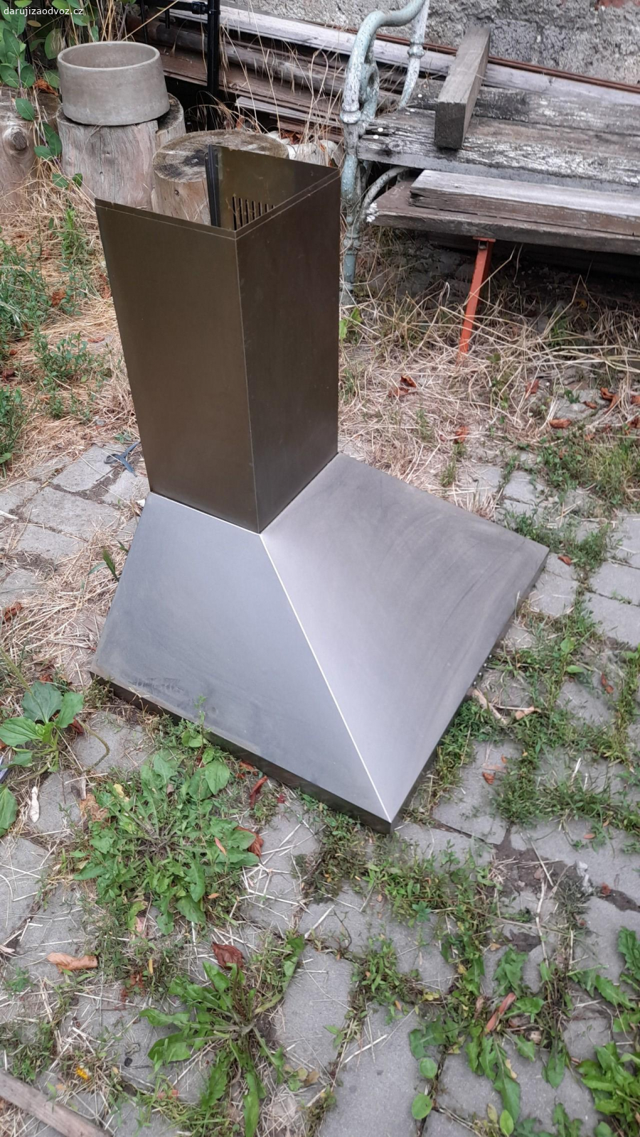 Digestoř značky Amica. Špína z dlouhého využívání, levý rošt prohnutý, pravé světýlko rozbité. Funkčnost sání nenarušena.
Šířka 60 cm
Hloubka 50 cm
Max. výška cca 100 cm (vysunutelná vrchní část)
Chybí komínová trubka a příslušenství k upevnění ke zdi.