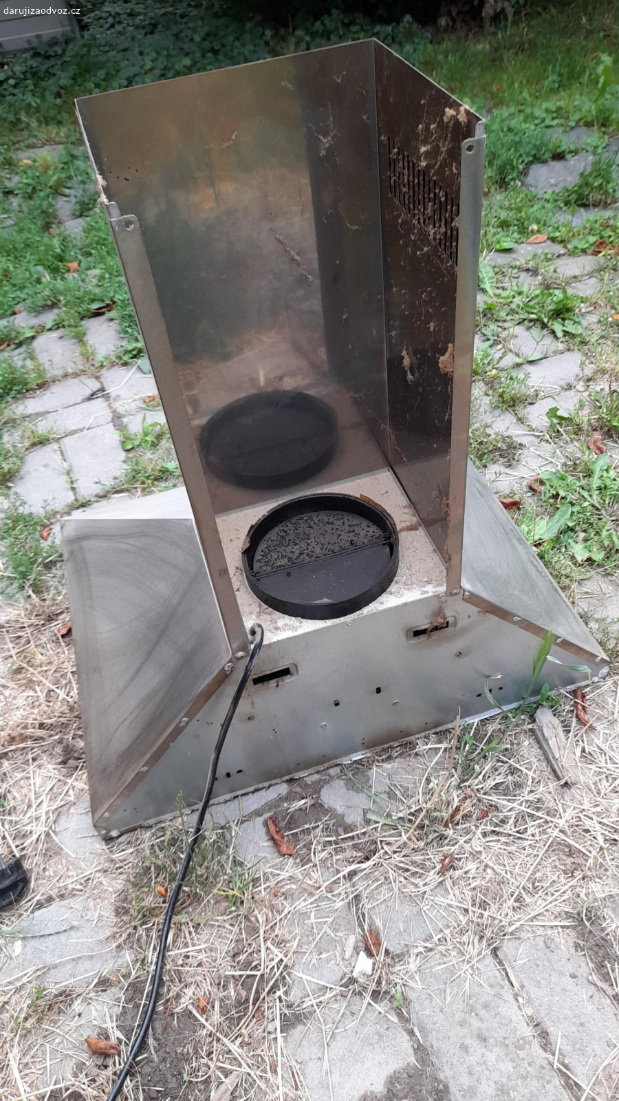 Digestoř značky Amica. Špína z dlouhého využívání, levý rošt prohnutý, pravé světýlko rozbité. Funkčnost sání nenarušena.
Šířka 60 cm
Hloubka 50 cm
Max. výška cca 100 cm (vysunutelná vrchní část)
Chybí komínová trubka a příslušenství k upevnění ke zdi.