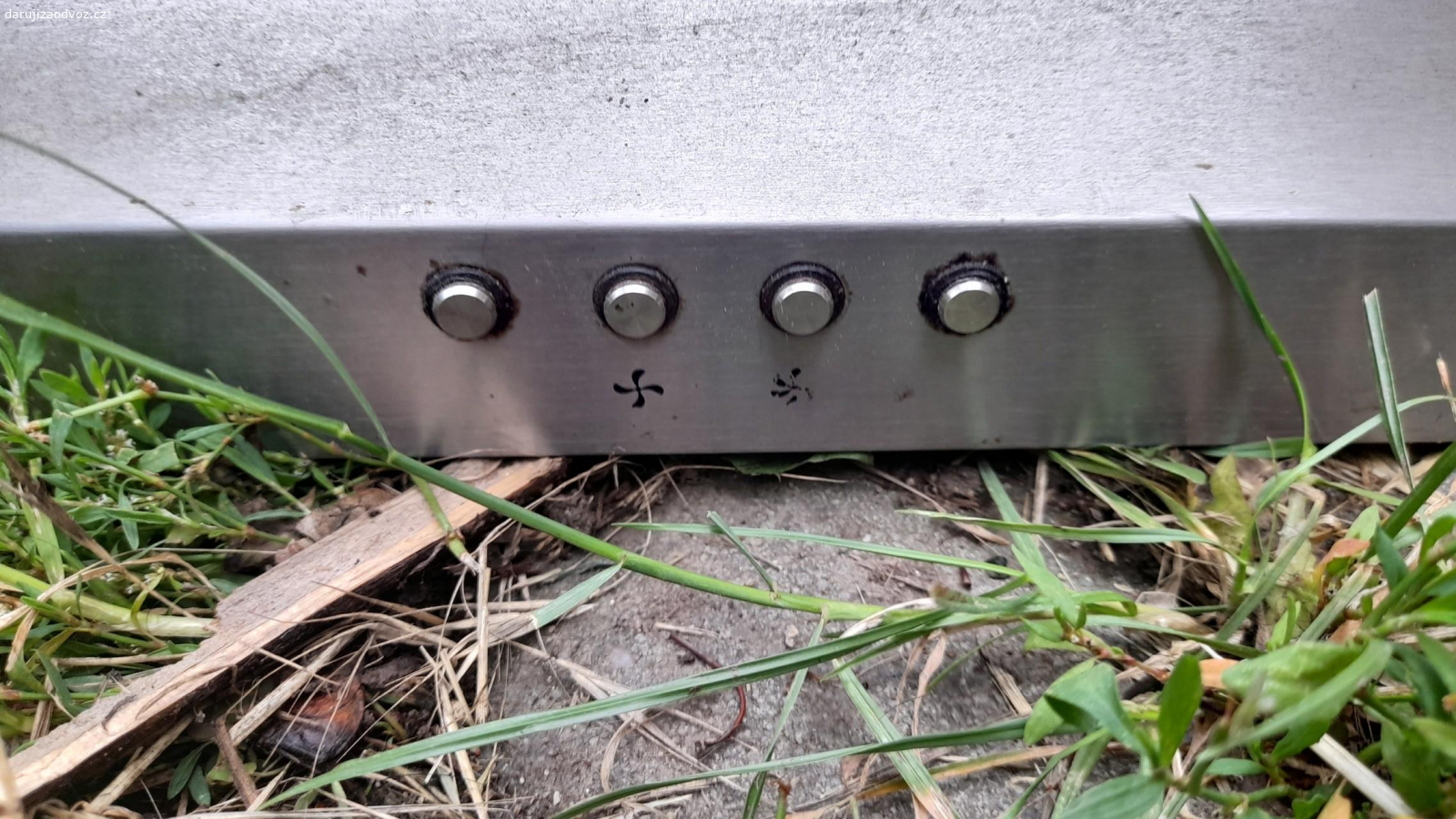 Digestoř značky Amica. Špína z dlouhého využívání, levý rošt prohnutý, pravé světýlko rozbité. Funkčnost sání nenarušena.
Šířka 60 cm
Hloubka 50 cm
Max. výška cca 100 cm (vysunutelná vrchní část)
Chybí komínová trubka a příslušenství k upevnění ke zdi.