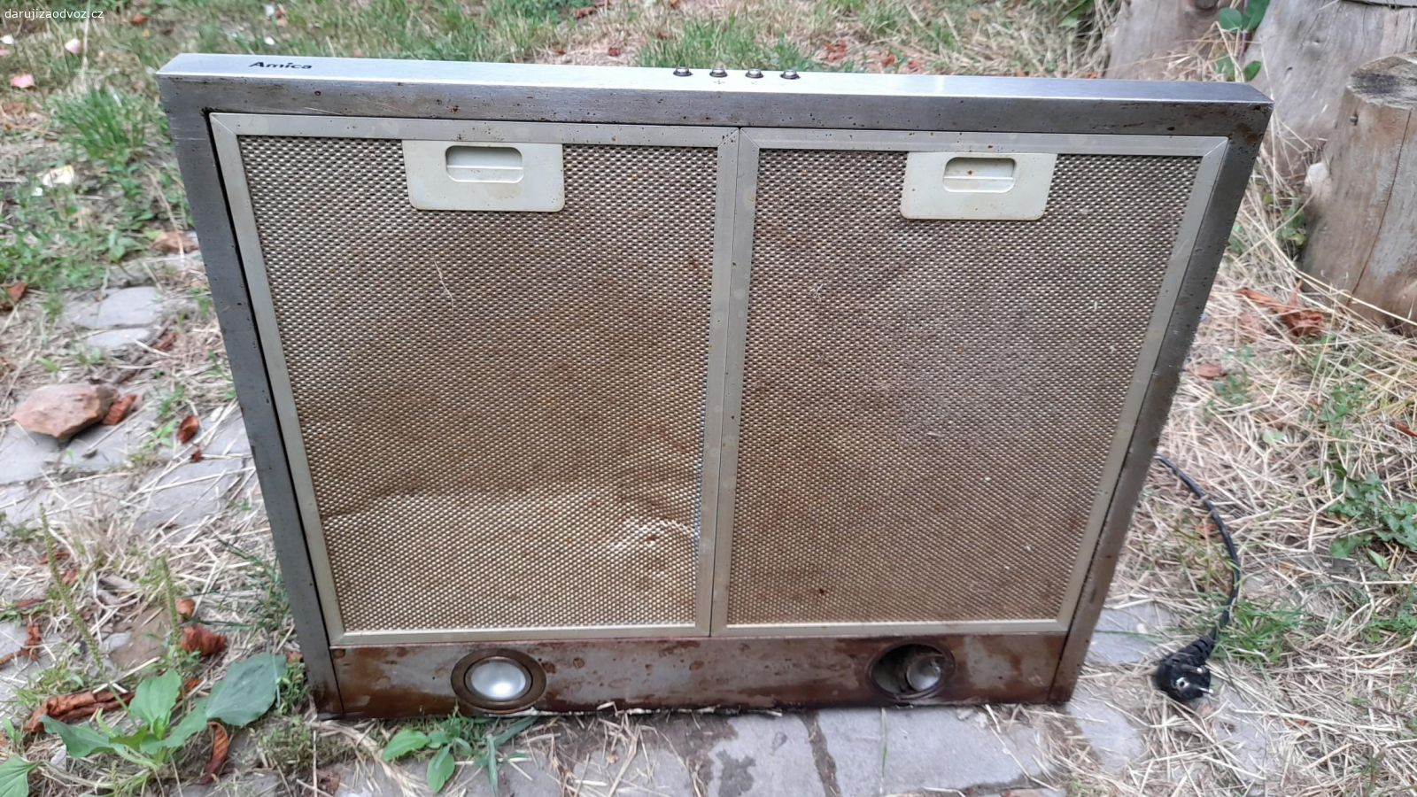 Digestoř značky Amica. Špína z dlouhého využívání, levý rošt prohnutý, pravé světýlko rozbité. Funkčnost sání nenarušena.
Šířka 60 cm
Hloubka 50 cm
Max. výška cca 100 cm (vysunutelná vrchní část)
Chybí komínová trubka a příslušenství k upevnění ke zdi.